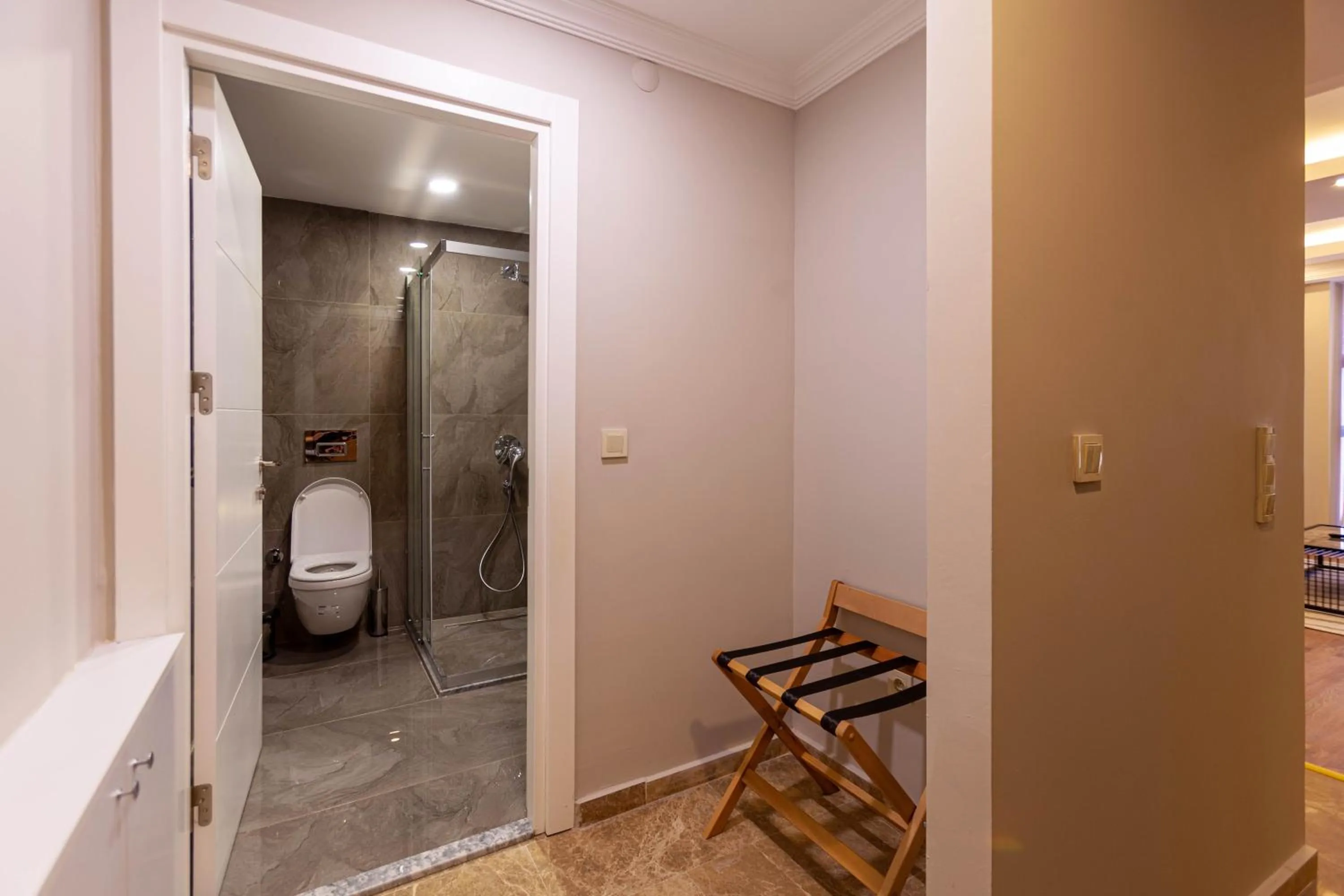 Shower in Lilium Luxury Suites