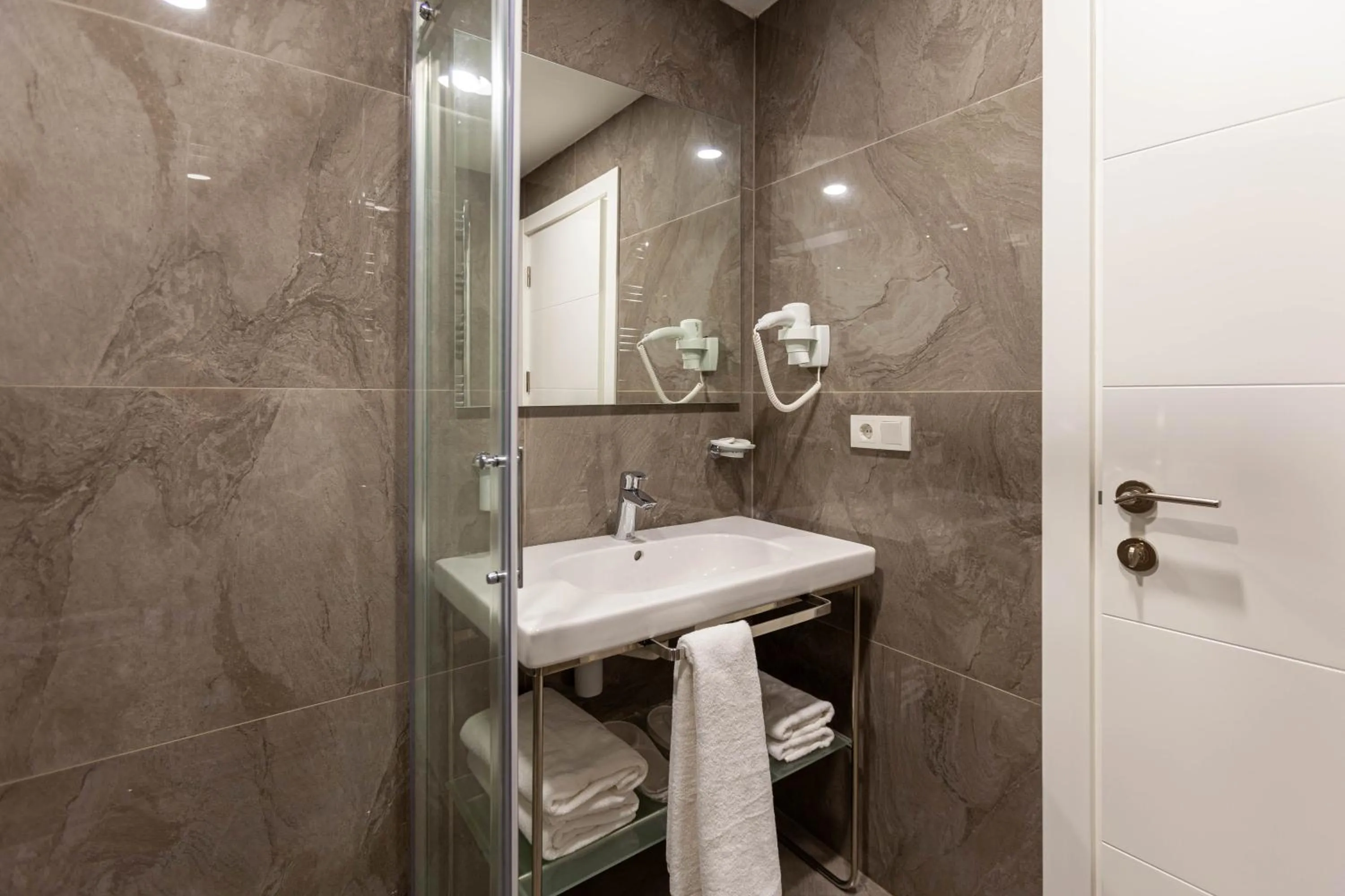Shower in Lilium Luxury Suites