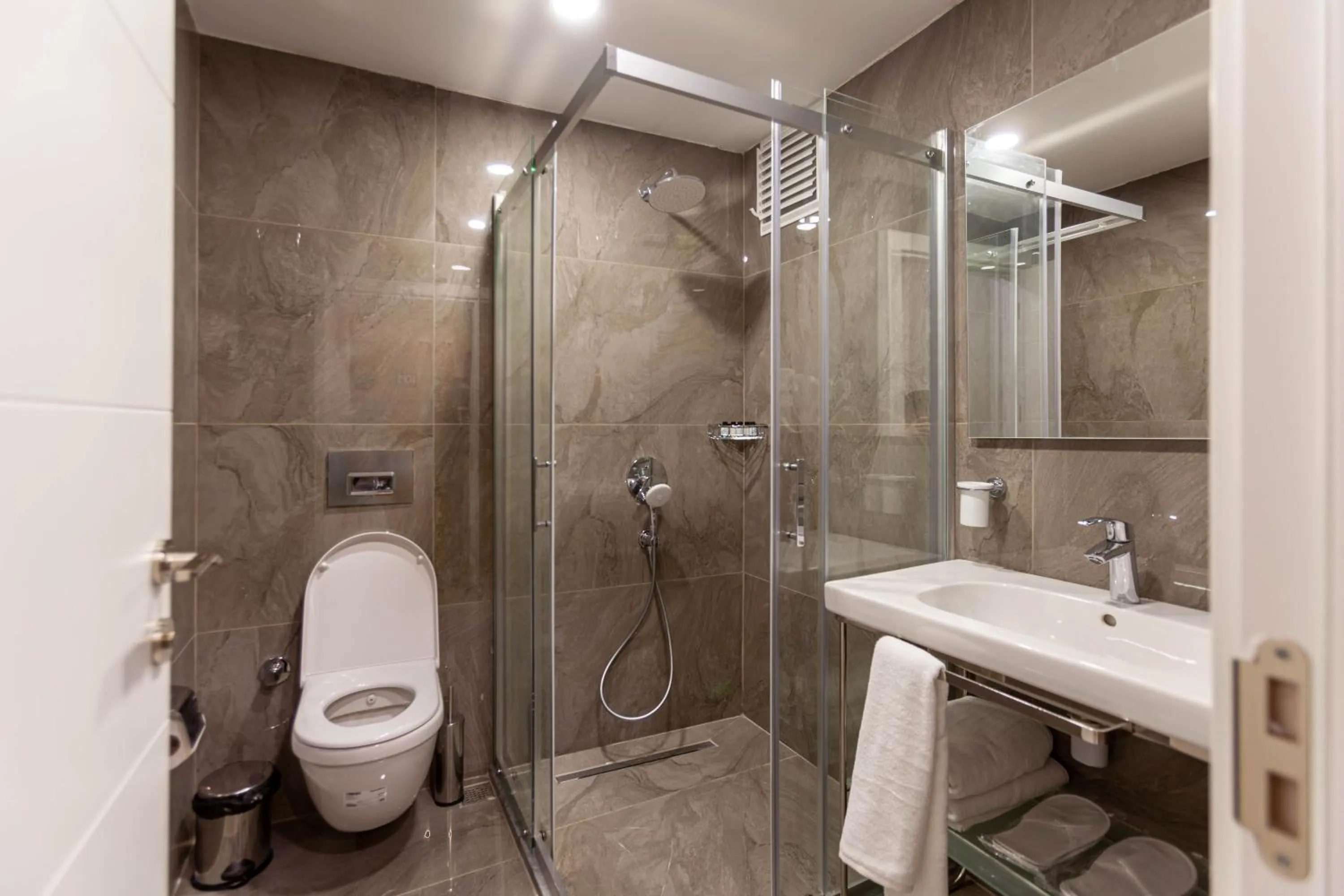Shower in Lilium Luxury Suites