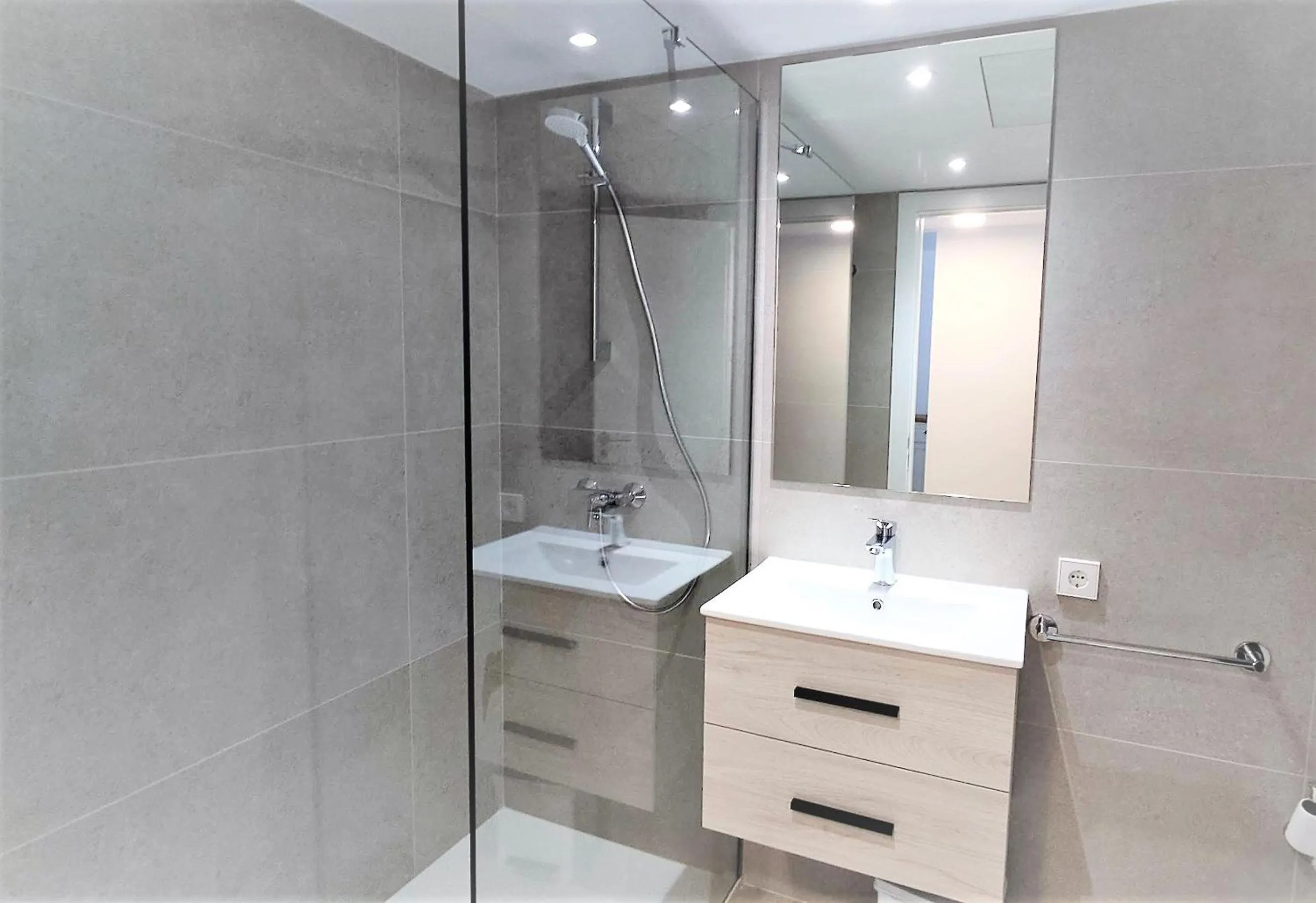 Shower in Apartamento 4 Pax a 300m Playa con acceso a piscina MP 2H
