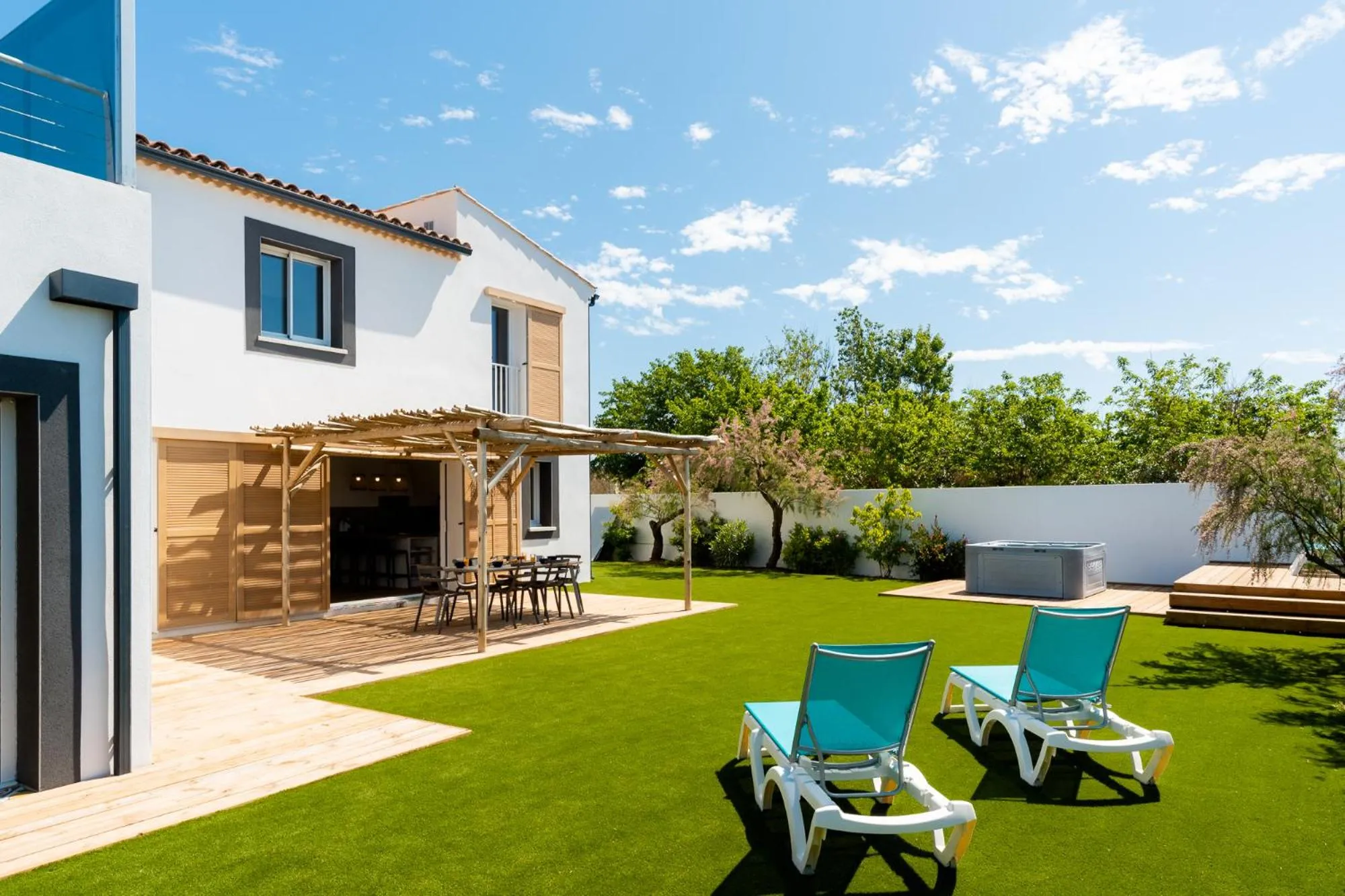 Property building in Mas Julia