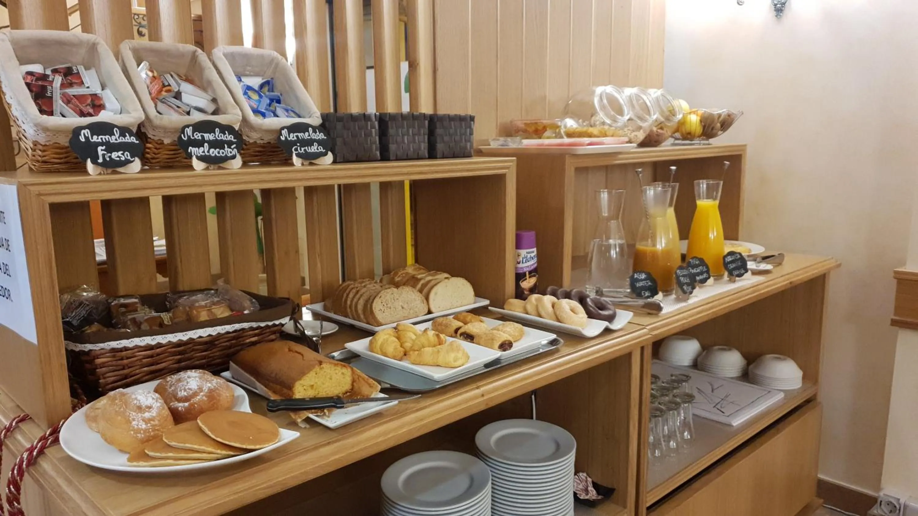 Breakfast in Abadía Burgos Camino Santiago