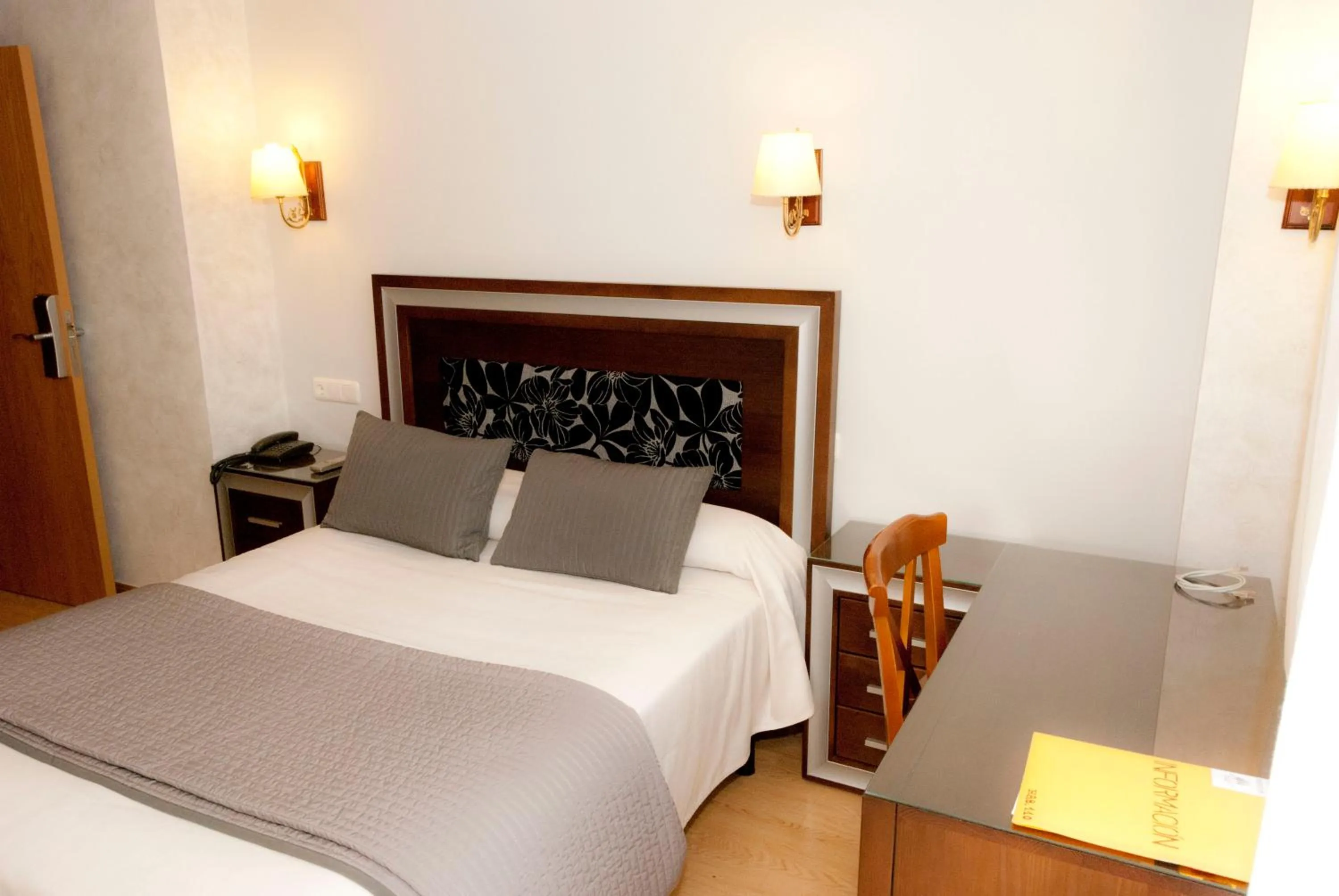 Photo of the whole room, Bed in Abadía Burgos Camino Santiago