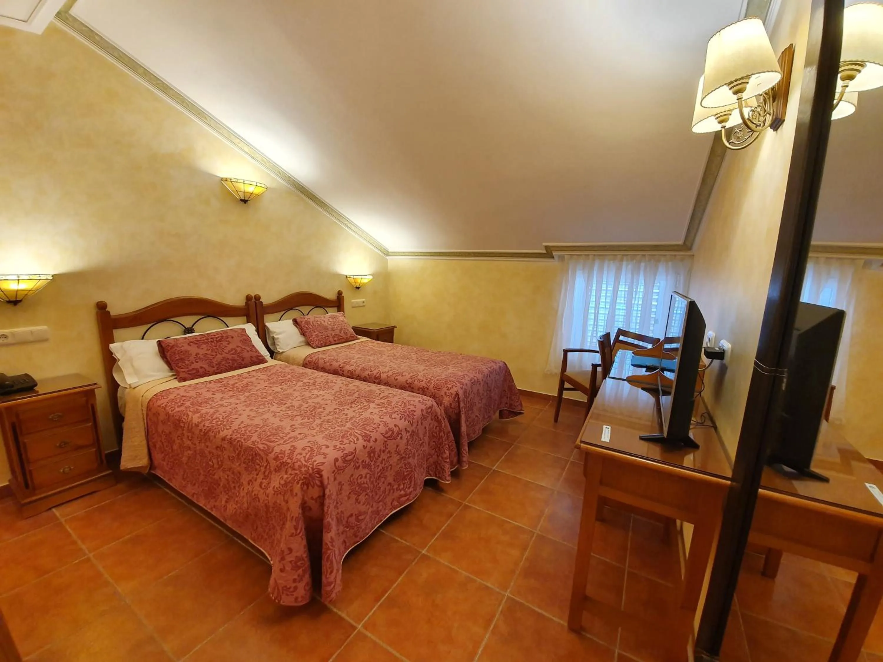 Photo of the whole room, Bed in Abadía Burgos Camino Santiago