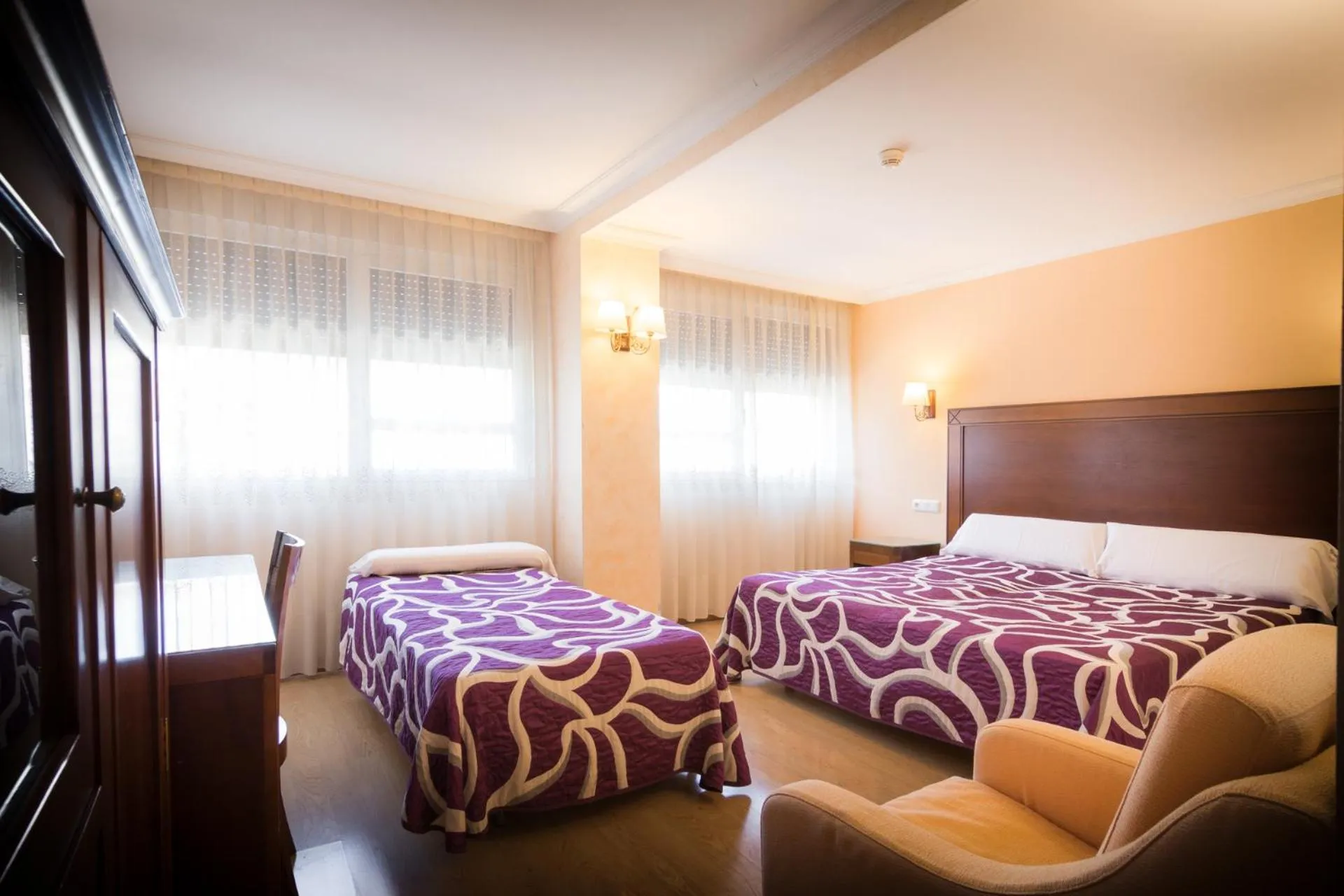 Photo of the whole room, Bed in Abadía Burgos Camino Santiago