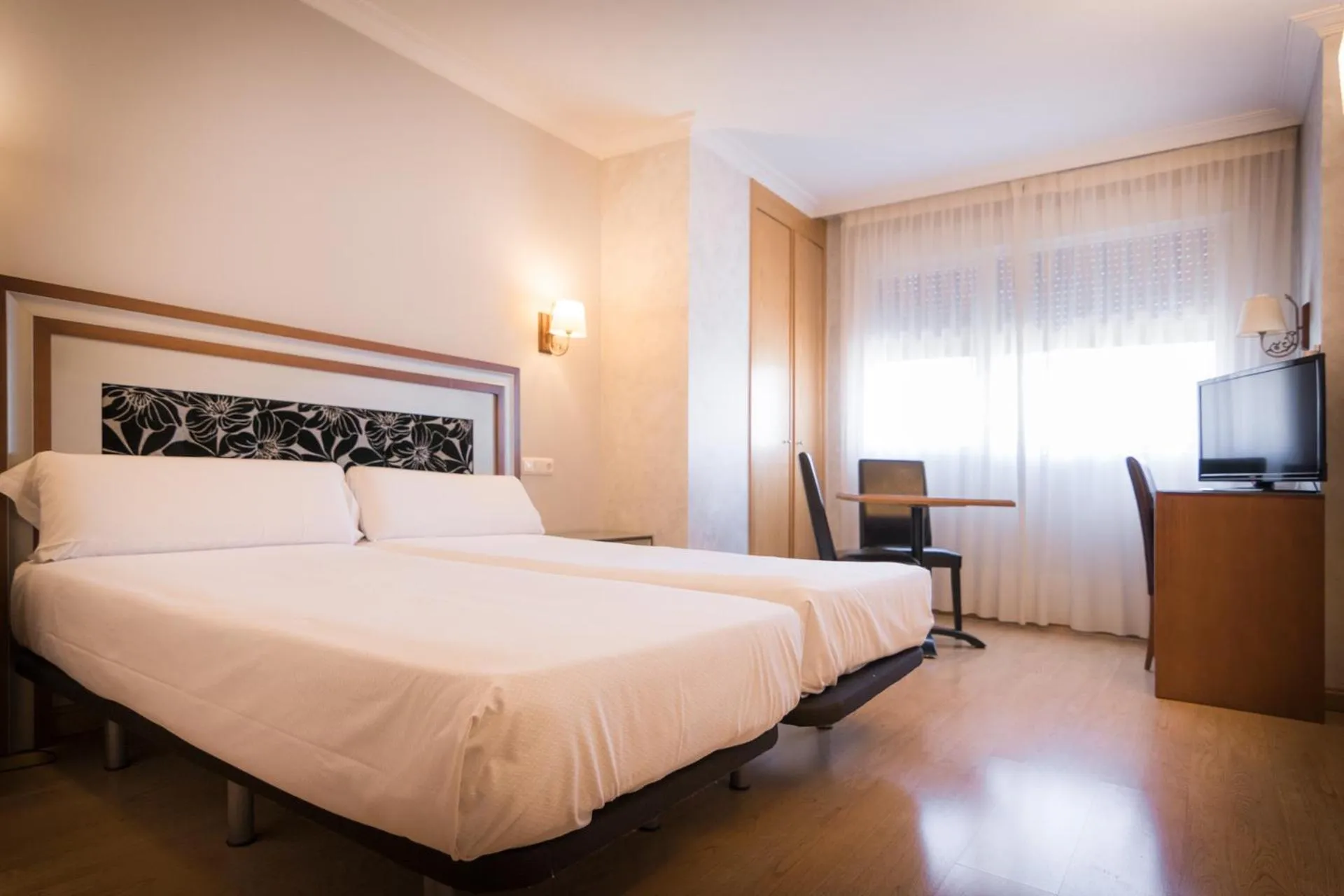 Photo of the whole room, Bed in Abadía Burgos Camino Santiago