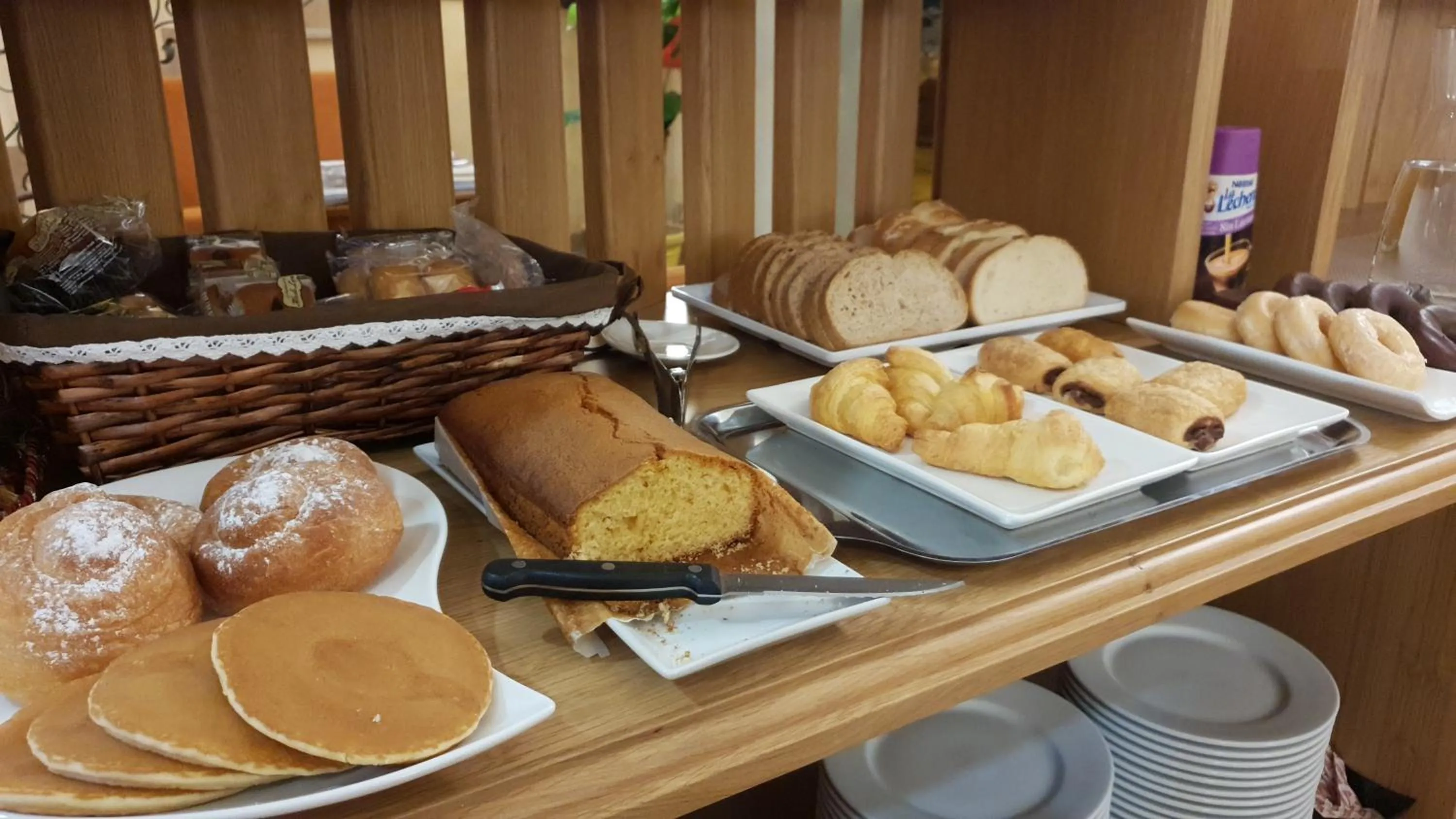 Breakfast in Abadía Burgos Camino Santiago