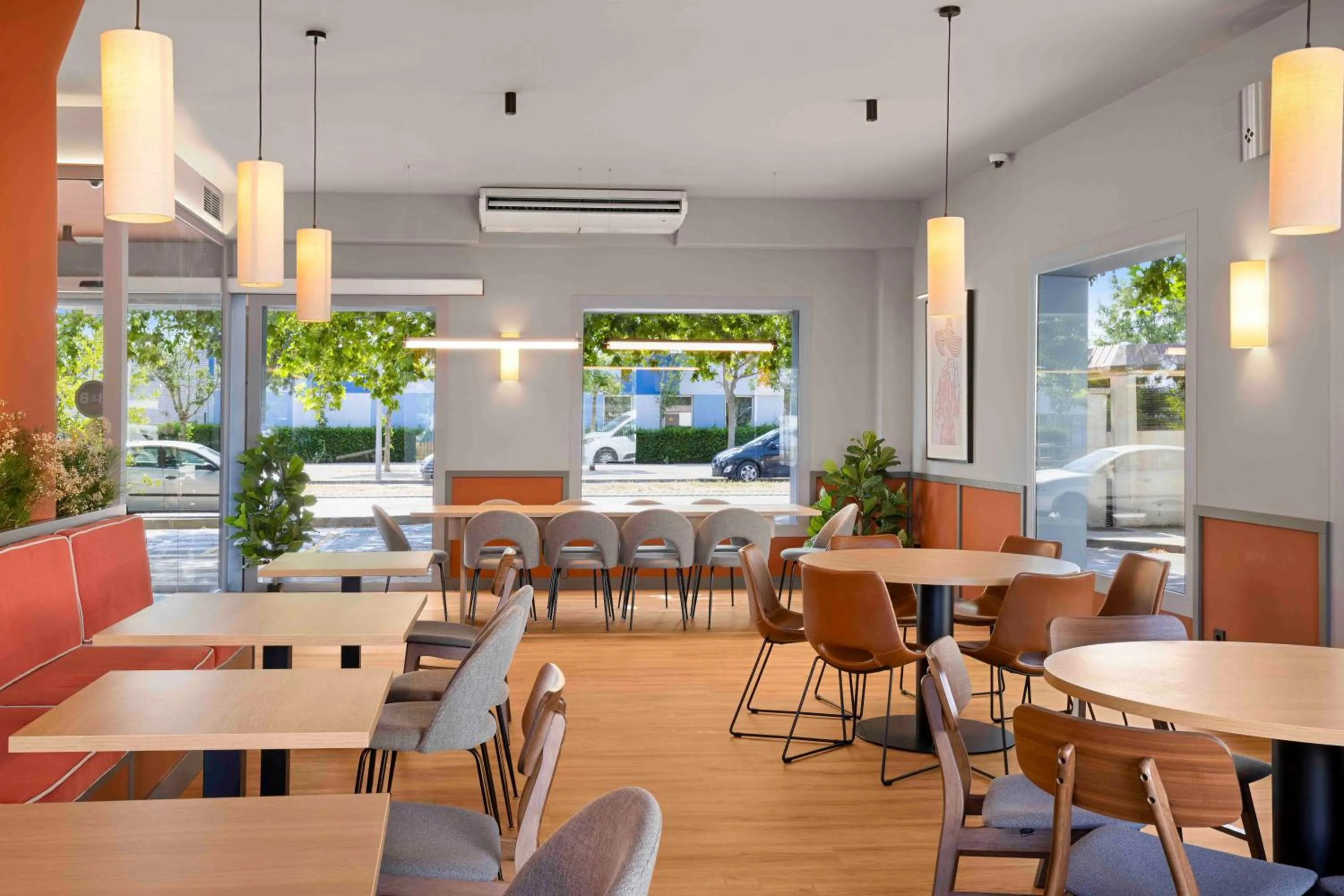 Lobby or reception in B&B HOTEL Figueres