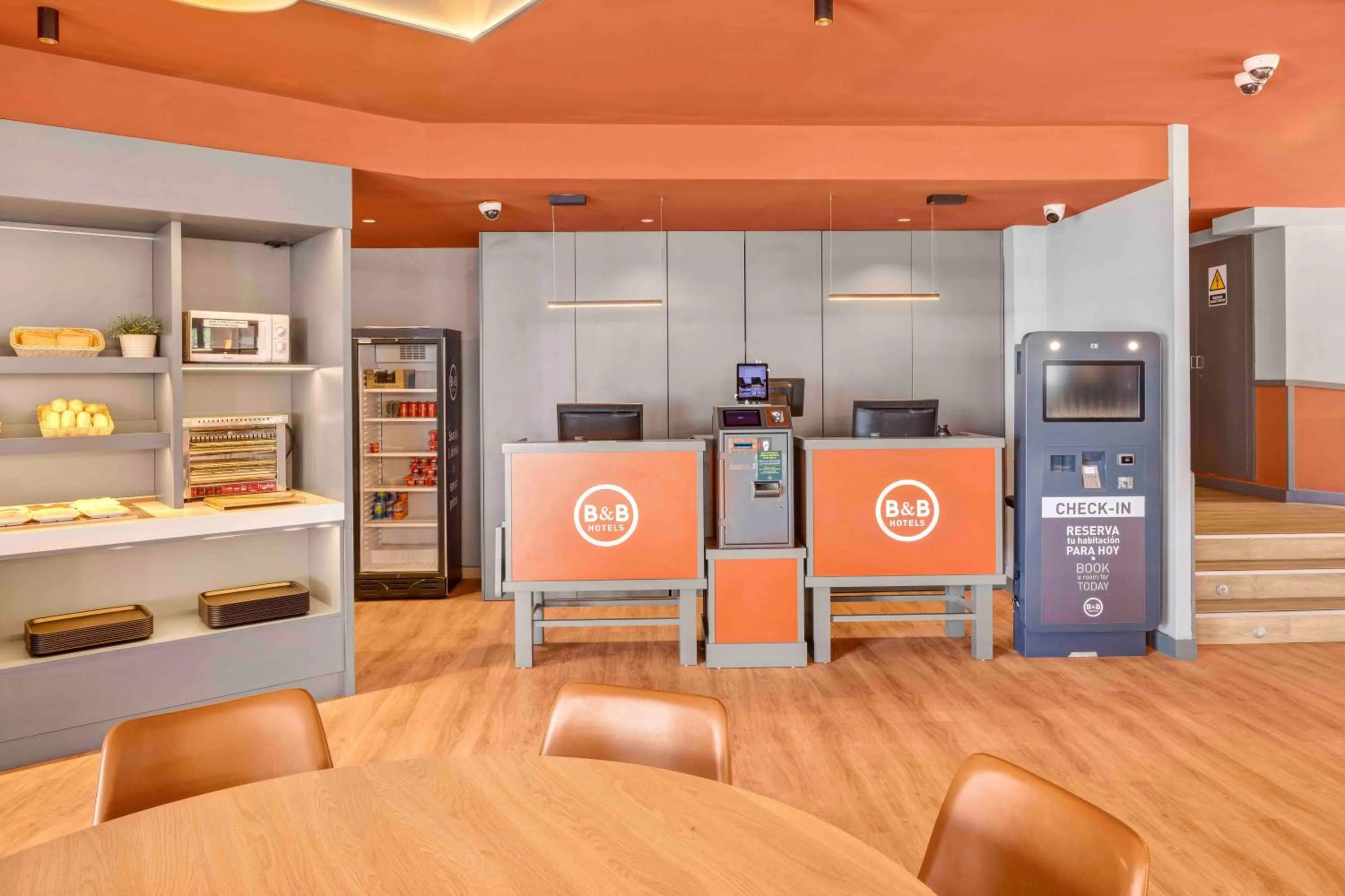 Lobby or reception in B&B HOTEL Figueres