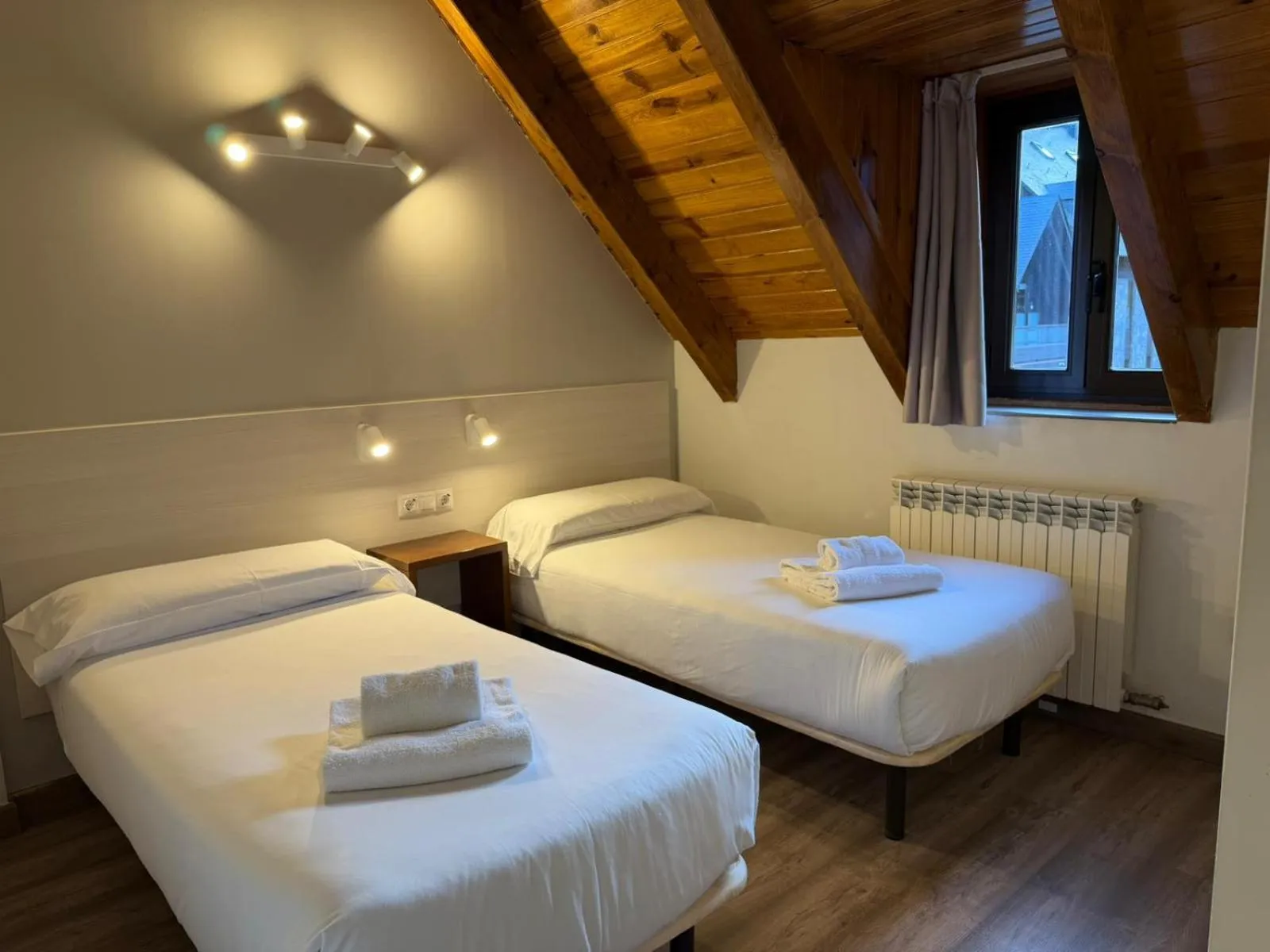 Bedroom, Bed in Eth Palai