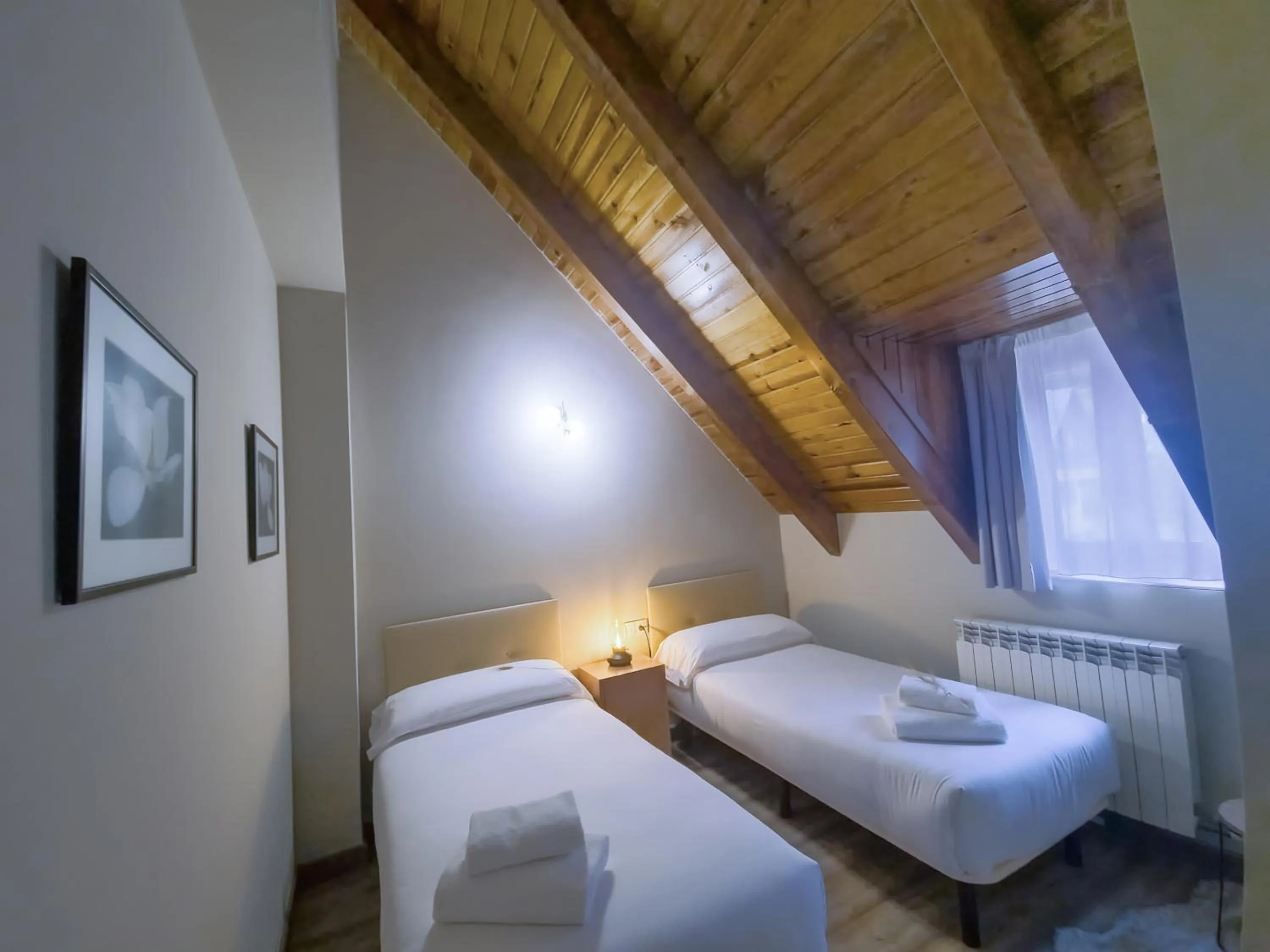 Bedroom, Bed in Eth Palai