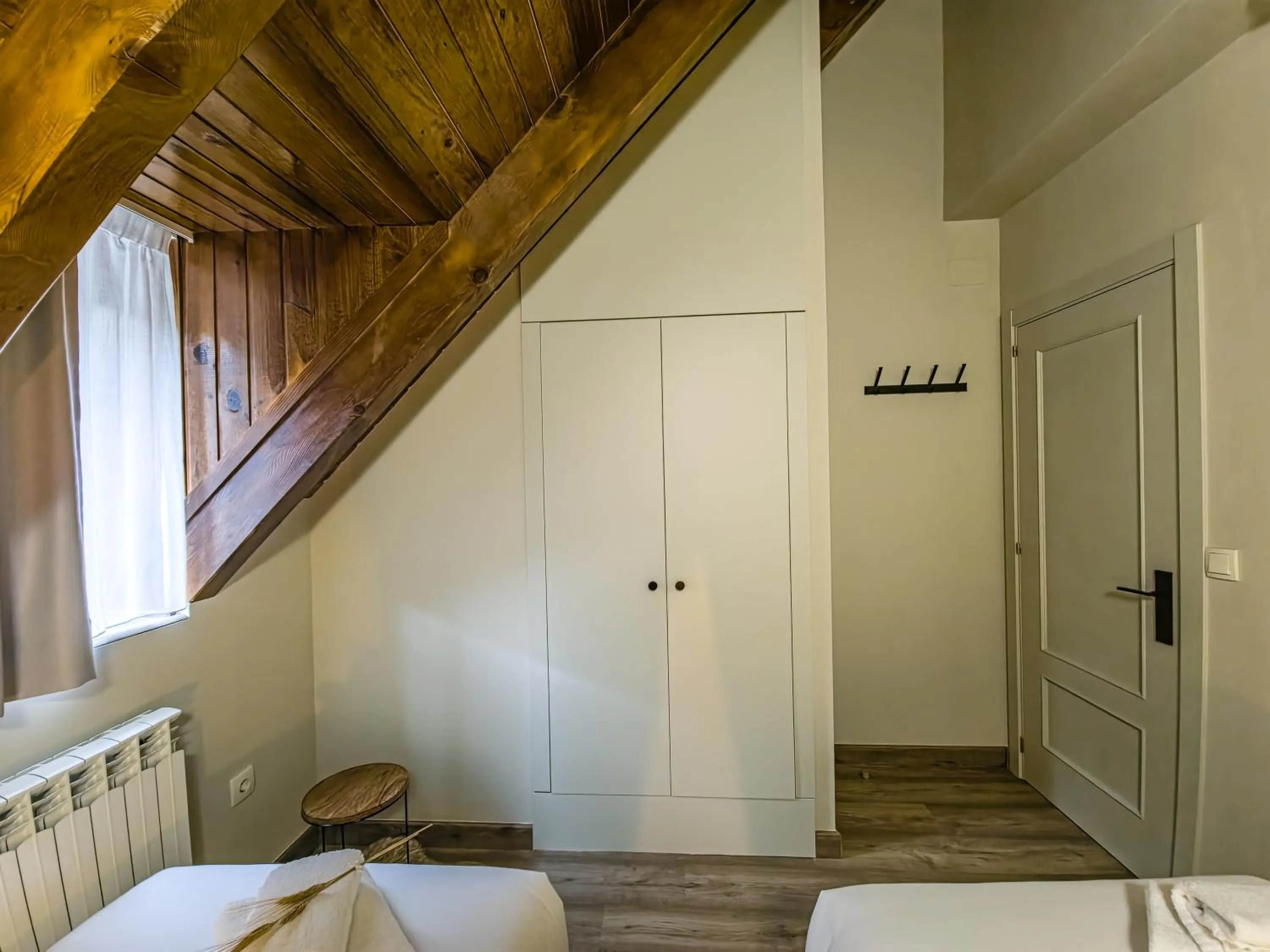 wardrobe, Bed in Eth Palai
