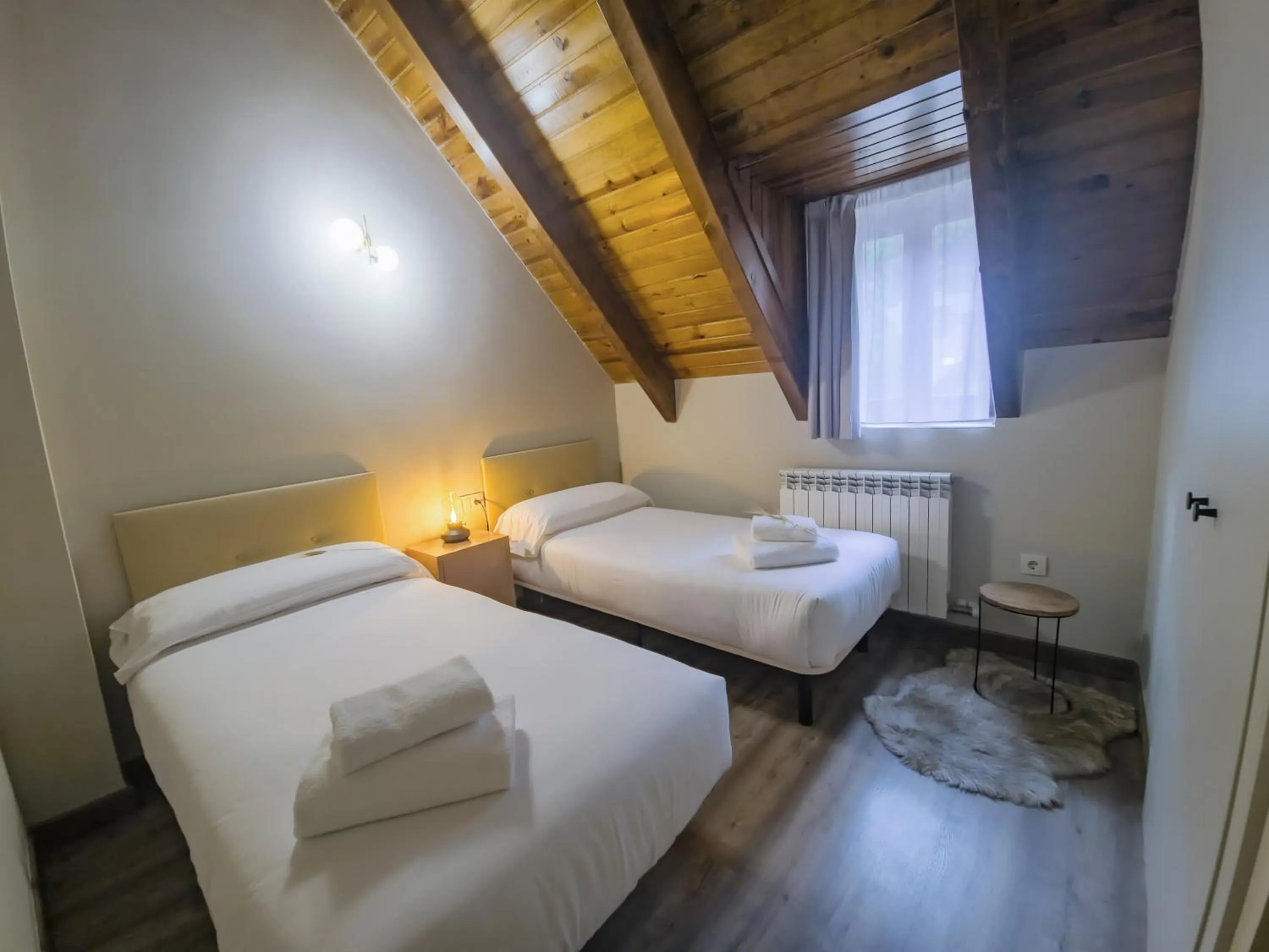 Bedroom, Bed in Eth Palai