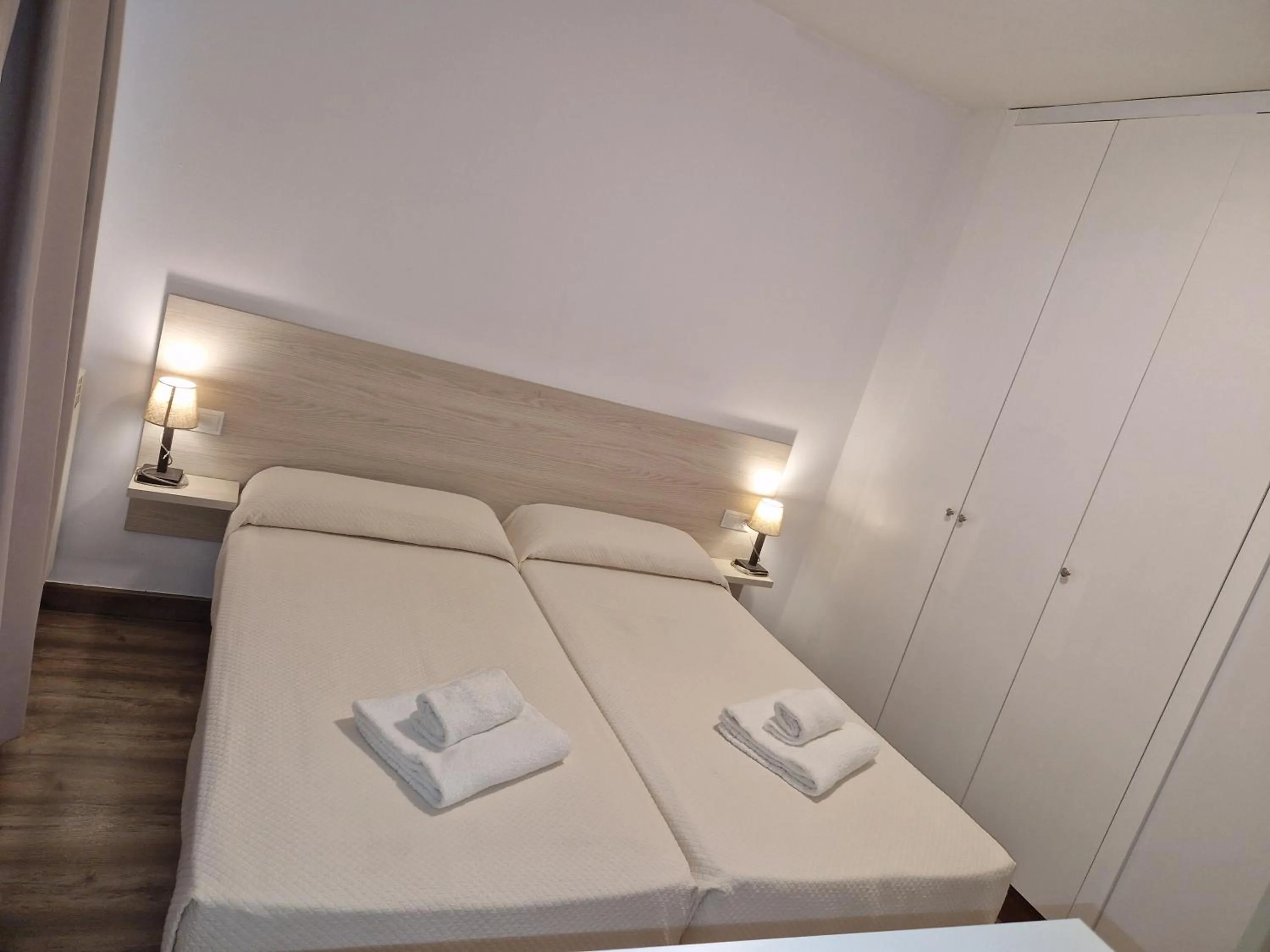 Bedroom, Bed in Eth Palai