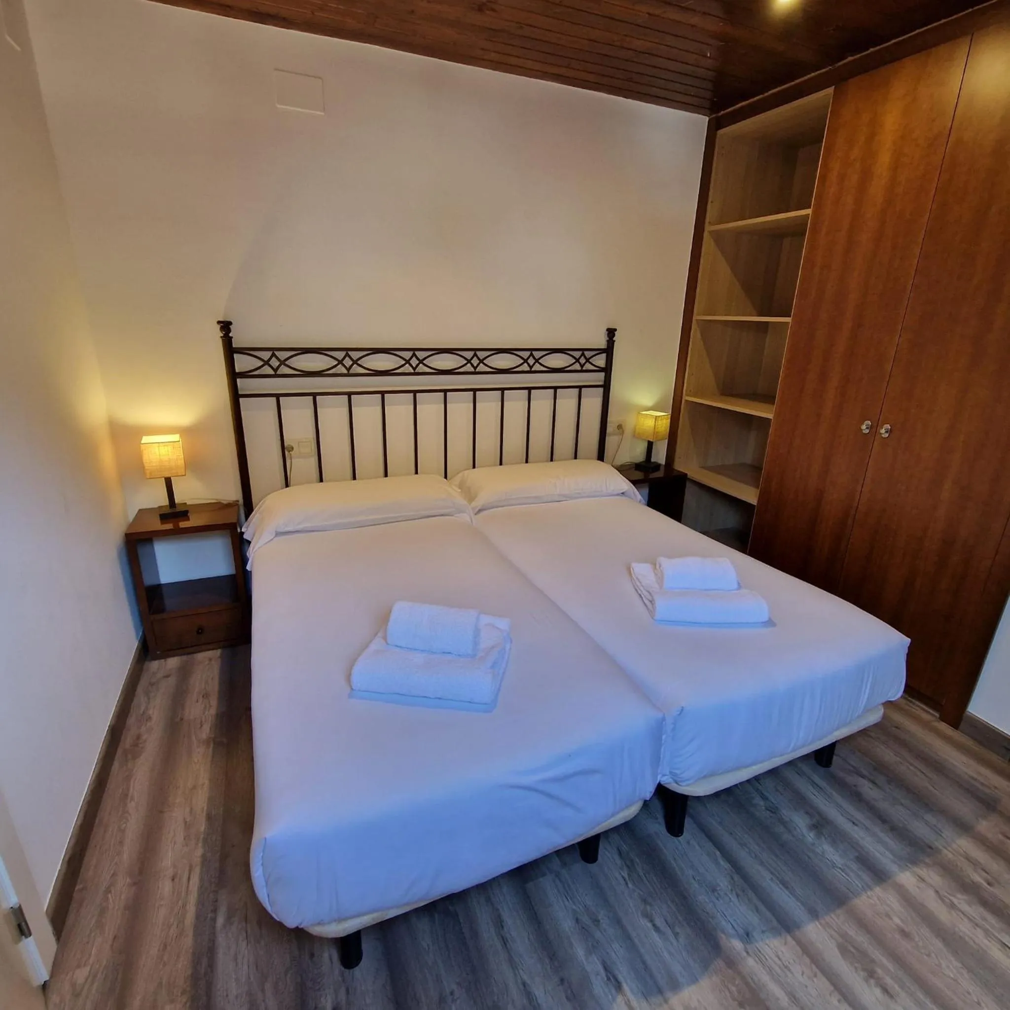 Bedroom, Bed in Eth Palai