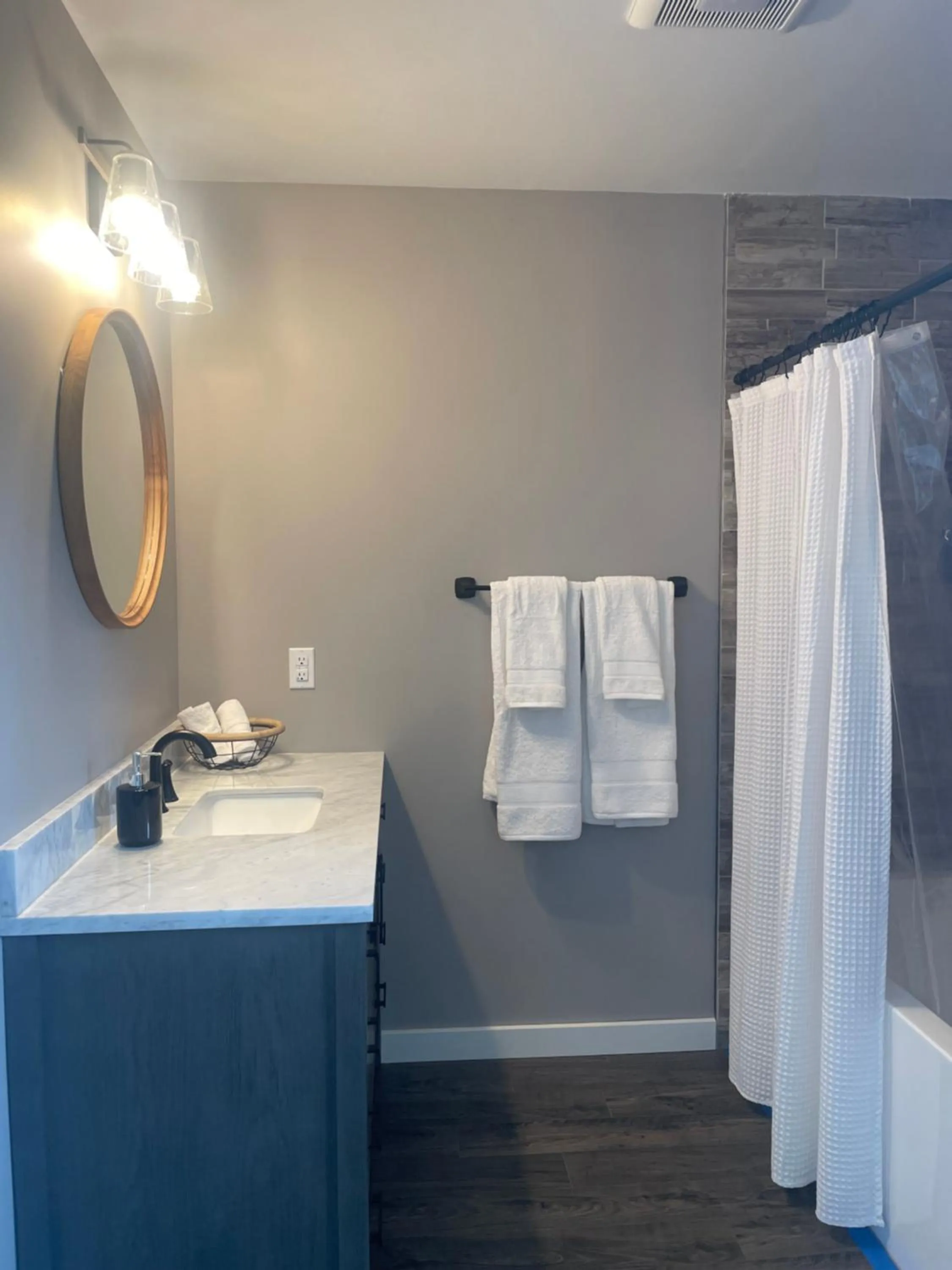 Alaska Lake + Lodge at Longmere