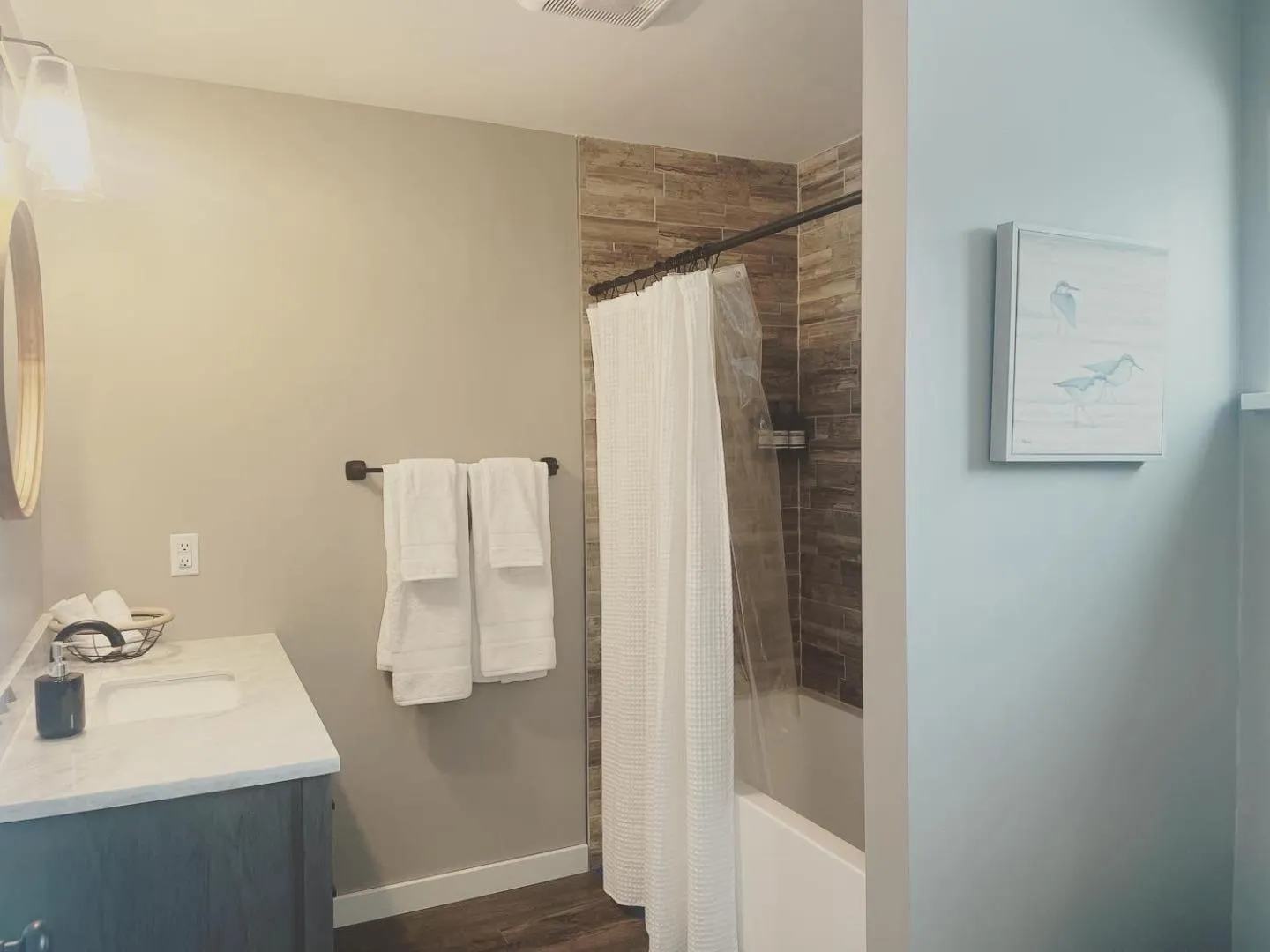 Alaska Lake + Lodge at Longmere