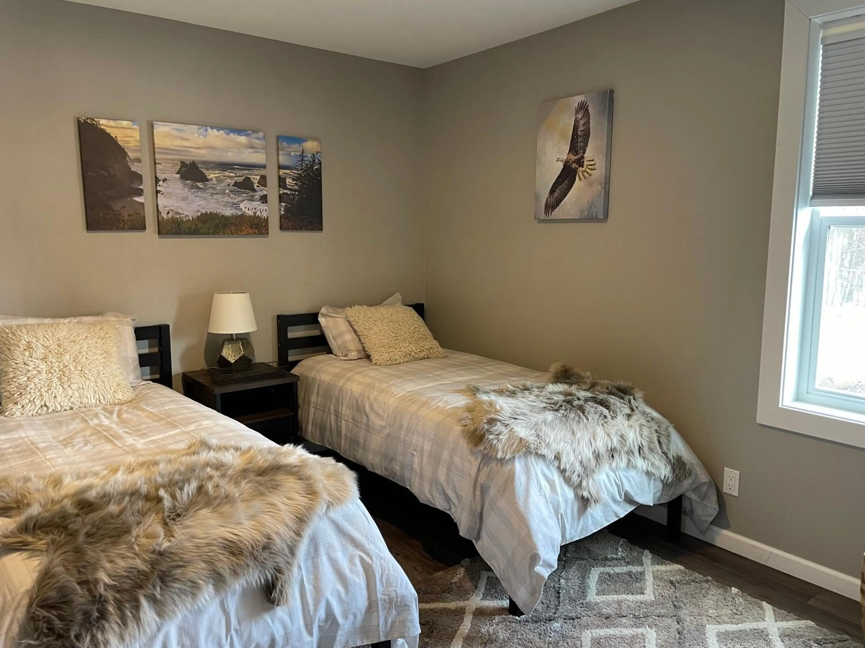 Bed in Alaska Lake + Lodge at Longmere