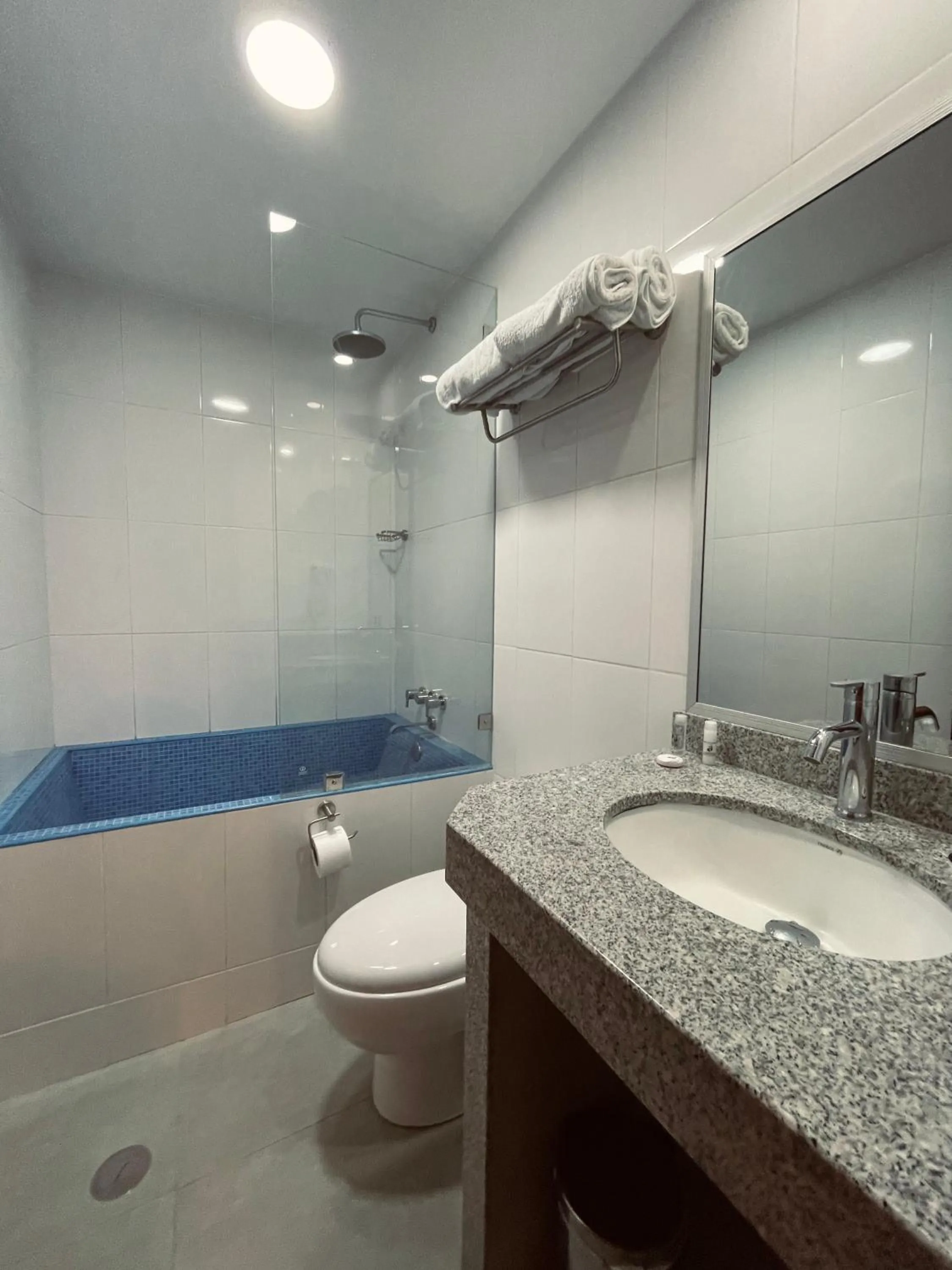 Bathroom in Baños del Inca Premium Hotel