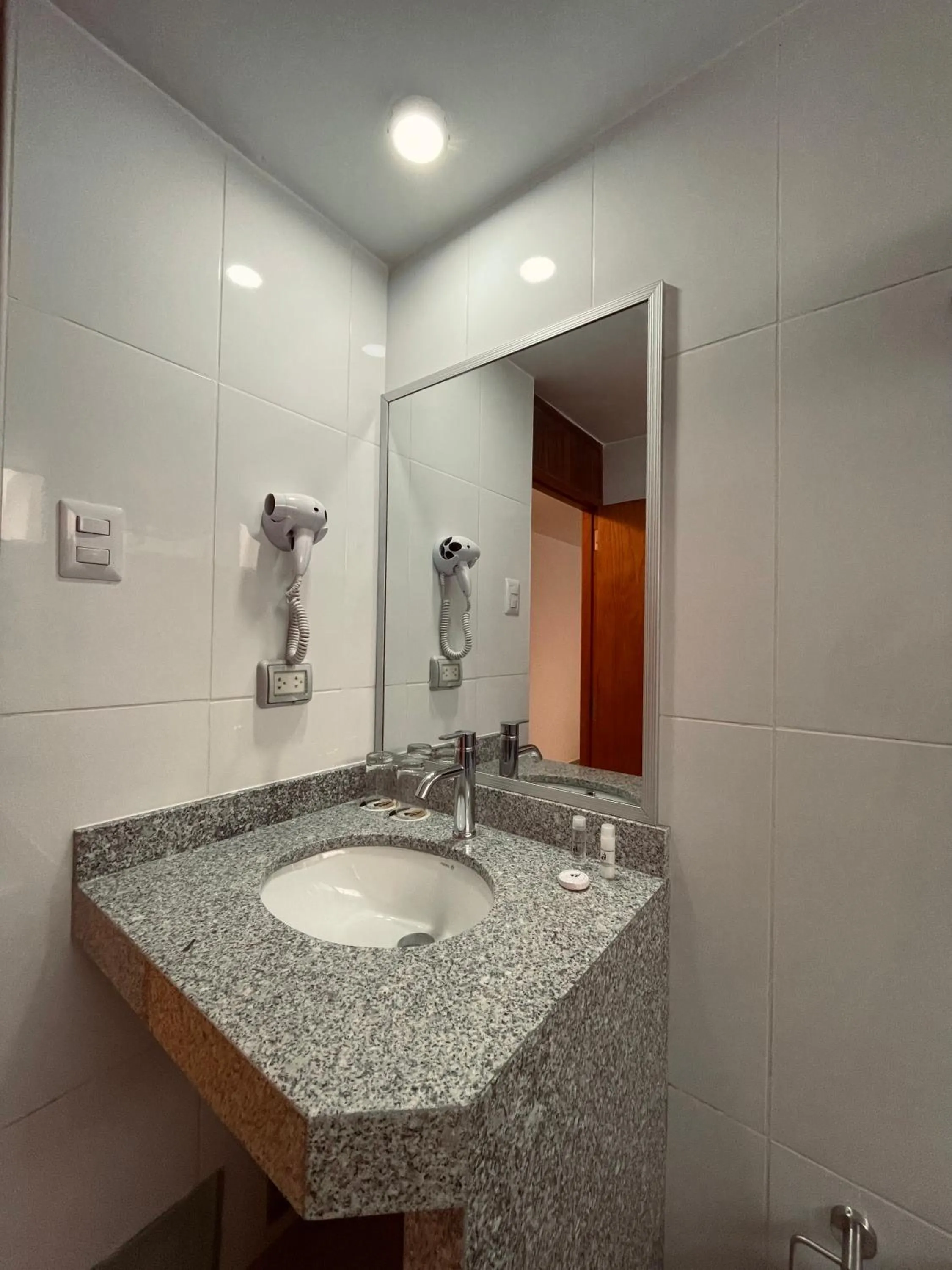 Bathroom in Baños del Inca Premium Hotel