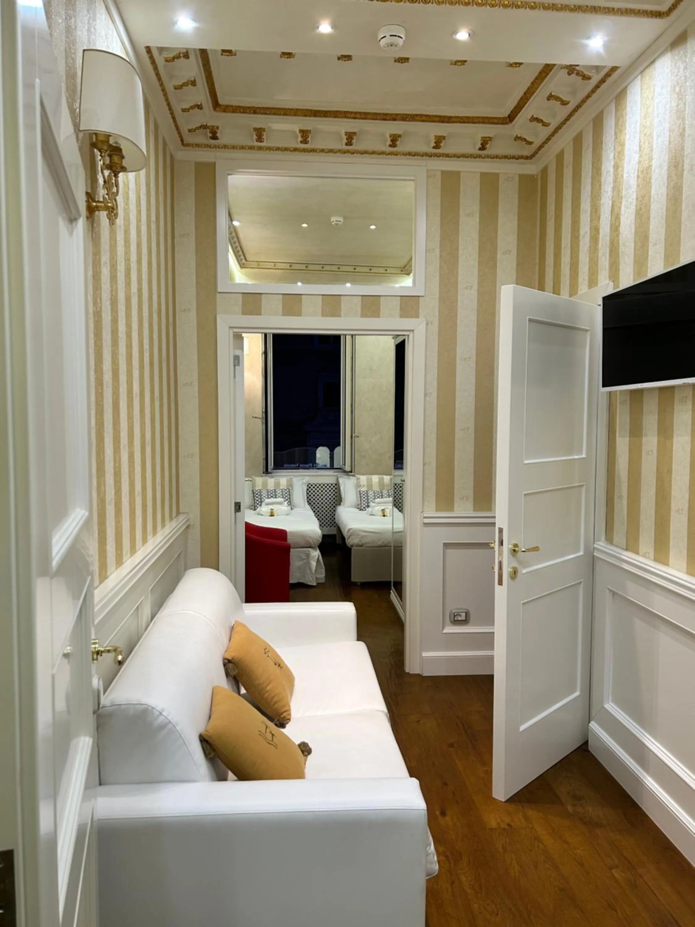 Photo of the whole room, Bed in Piazza Venezia Luxury Suite