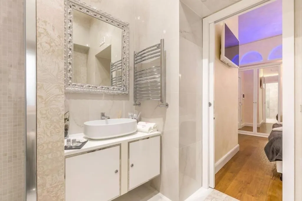 Shower in Piazza Venezia Luxury Suite