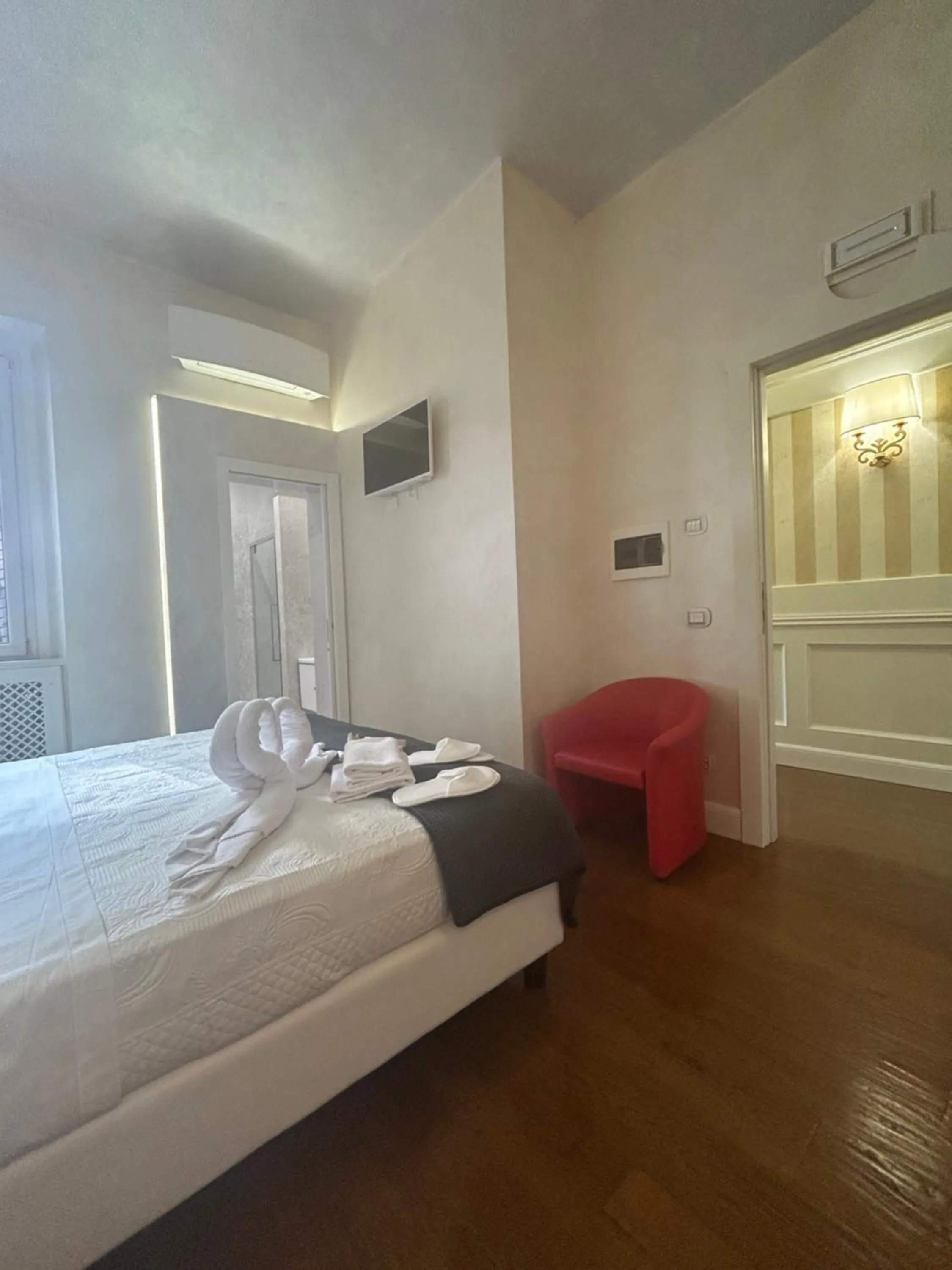 Bathroom, Bed in Piazza Venezia Luxury Suite