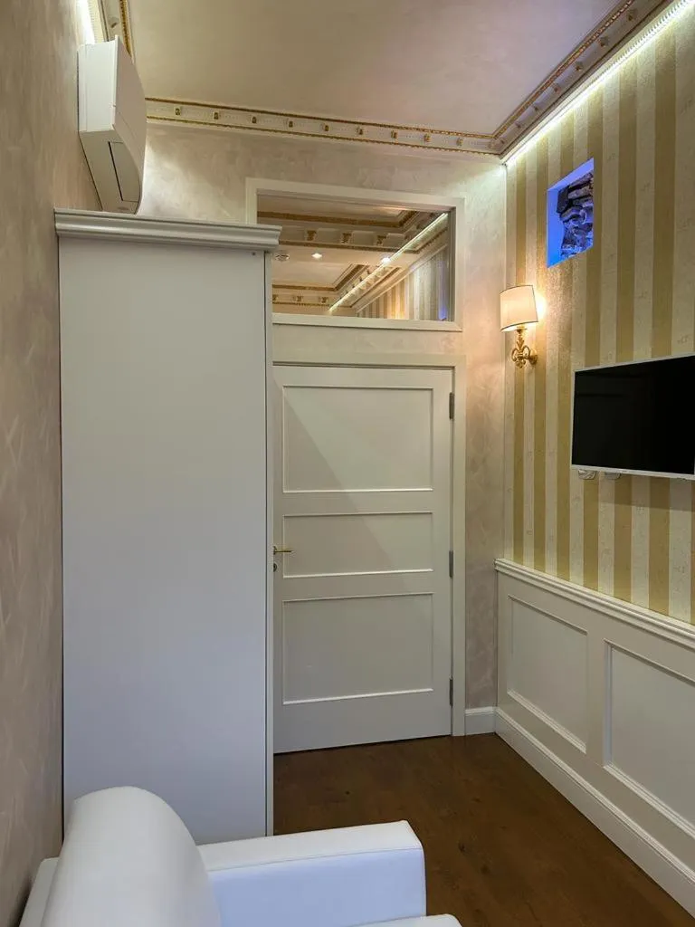 Communal lounge/ TV room in Piazza Venezia Luxury Suite