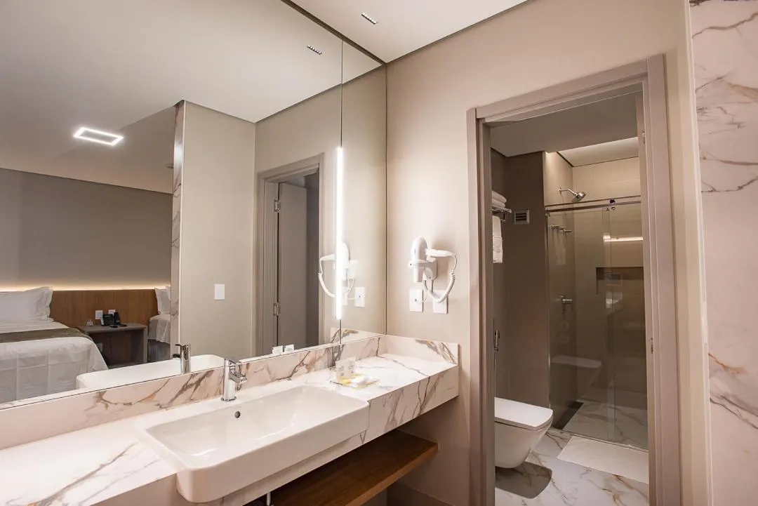 Shower, Bed in Amazon Aeroporto Hotel