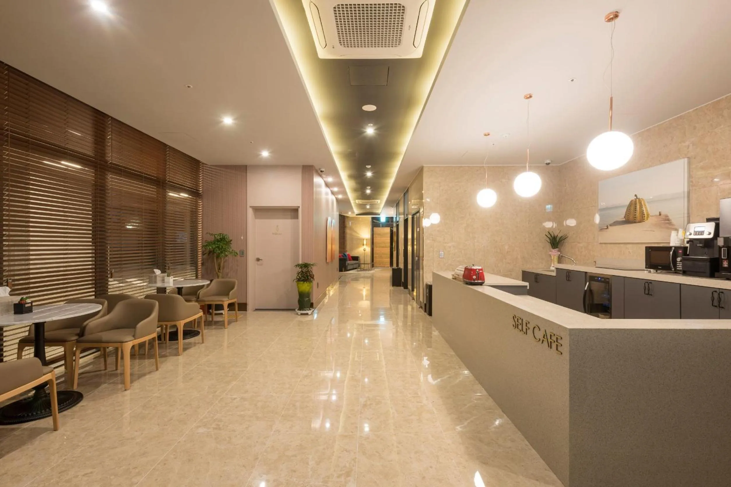 Restaurant/places to eat in Browndot hotel Guseo