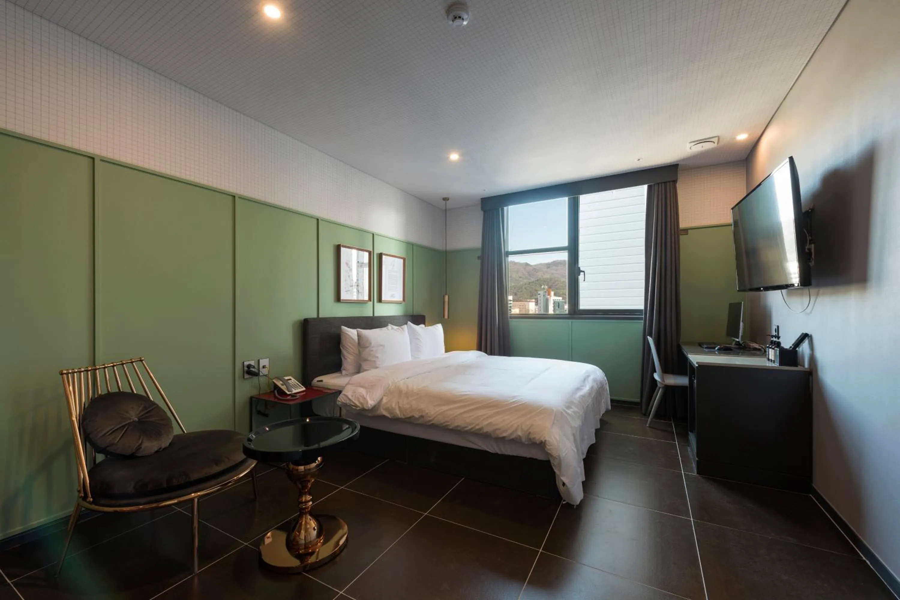Bed in Browndot hotel Guseo