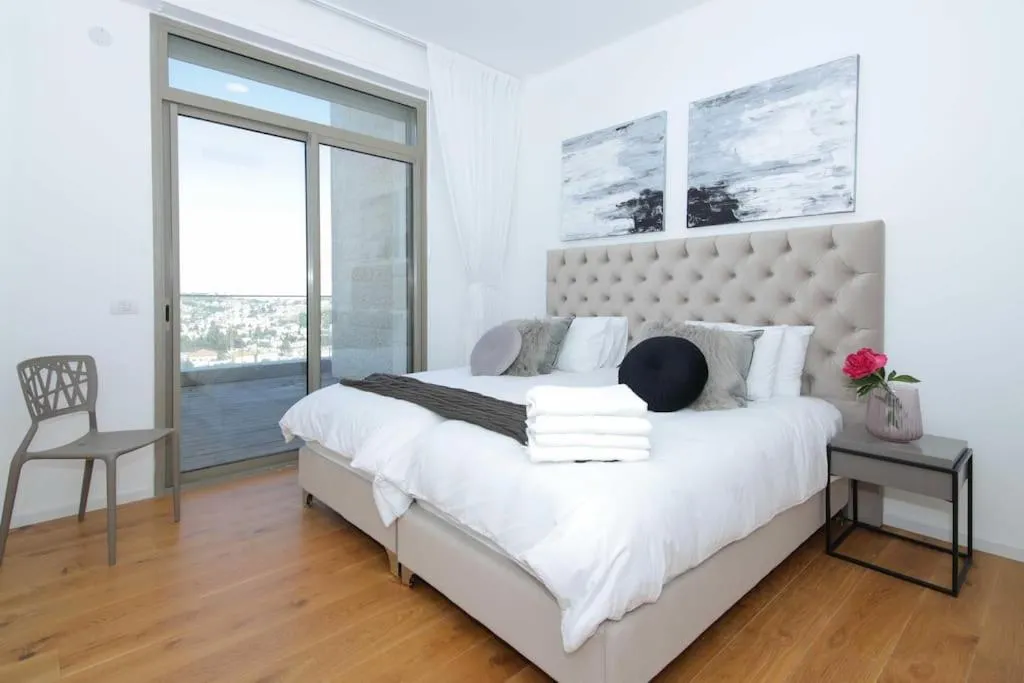 Bed in The Penthouse Of Haneviim court