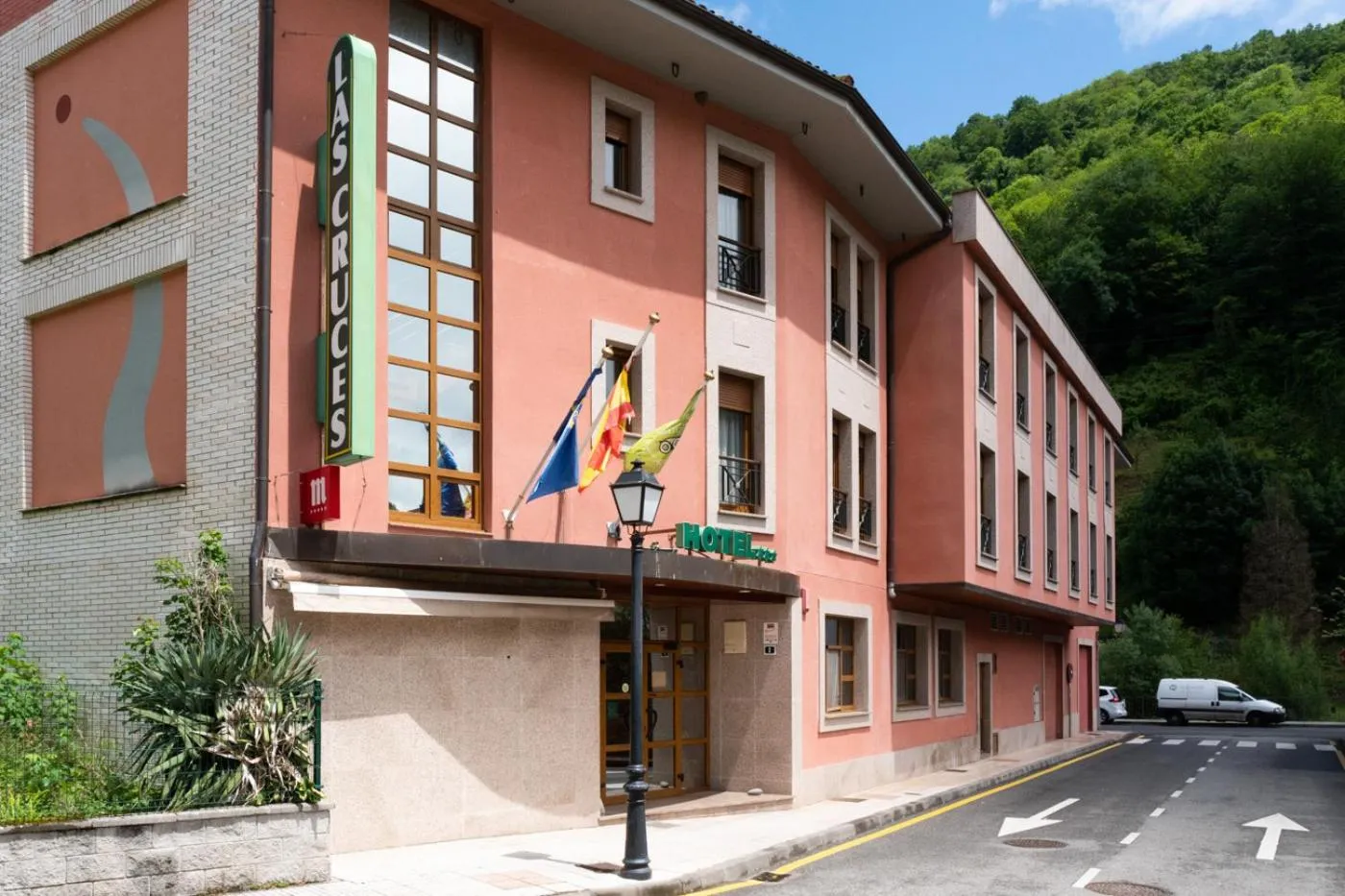 Property building in Hotel las Cruces