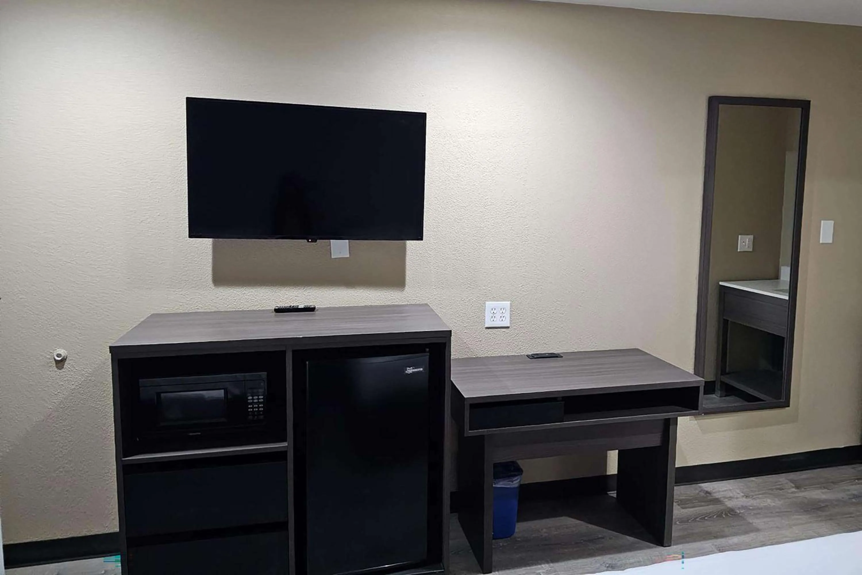 Photo of the whole room in Super 8 by Wyndham Big Spring