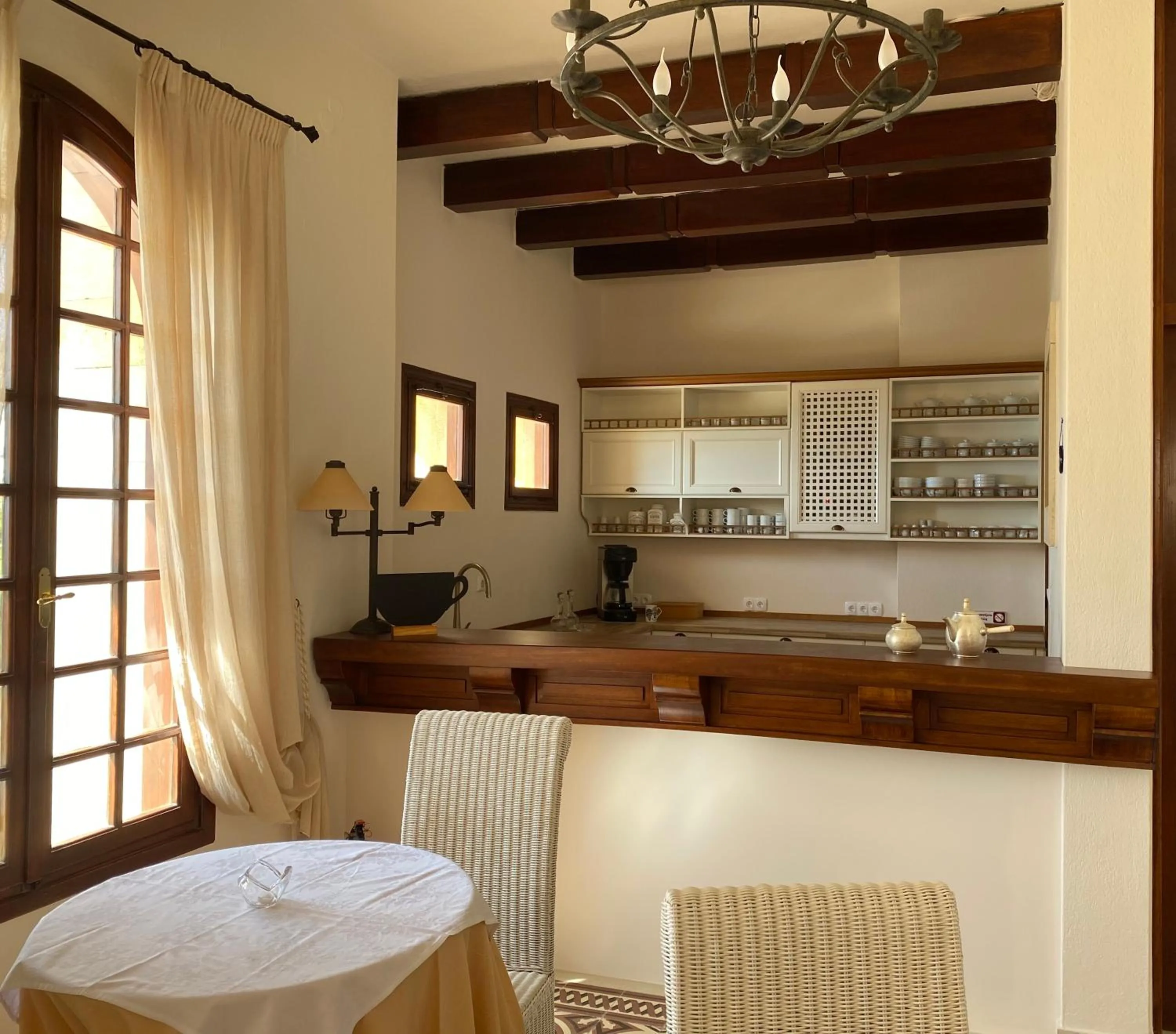 Restaurant/places to eat in Palazzo Arhontiko Apartments