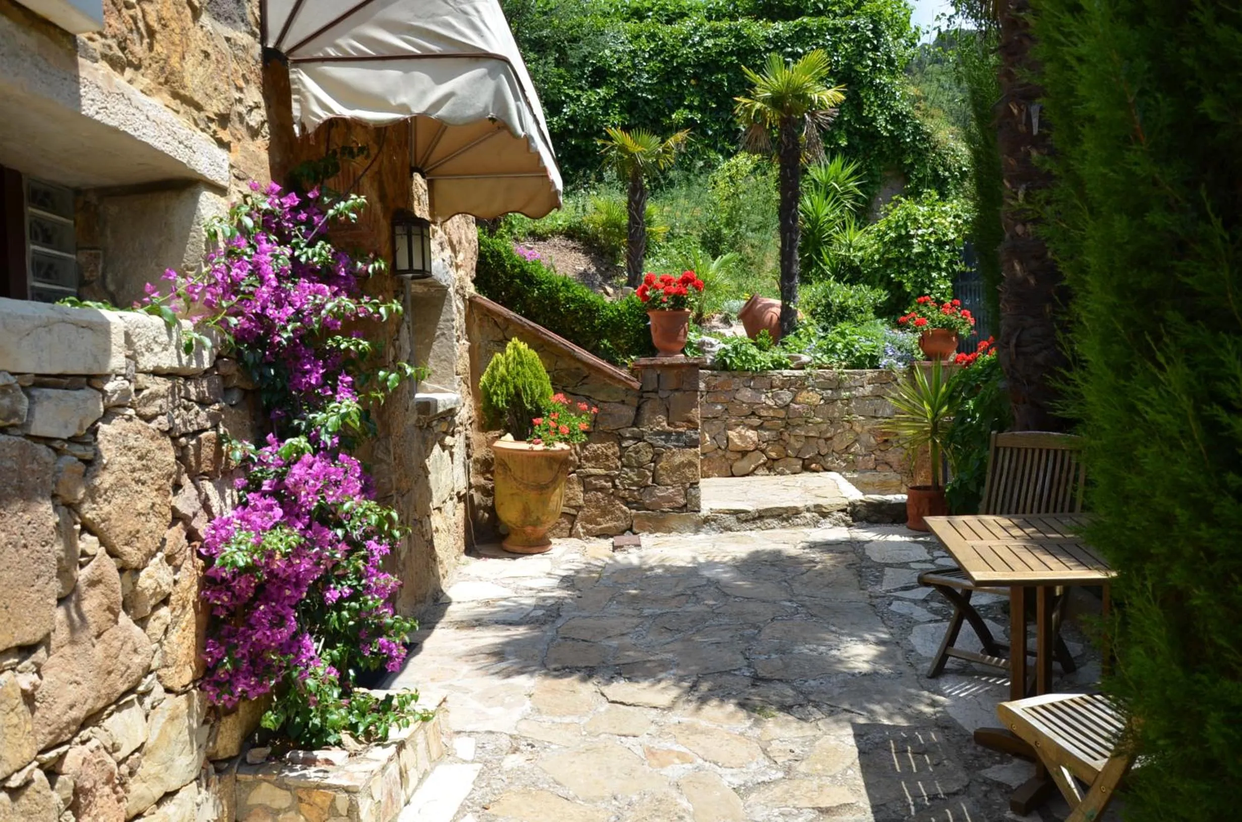 People in Hotel Galena Mas Comangau