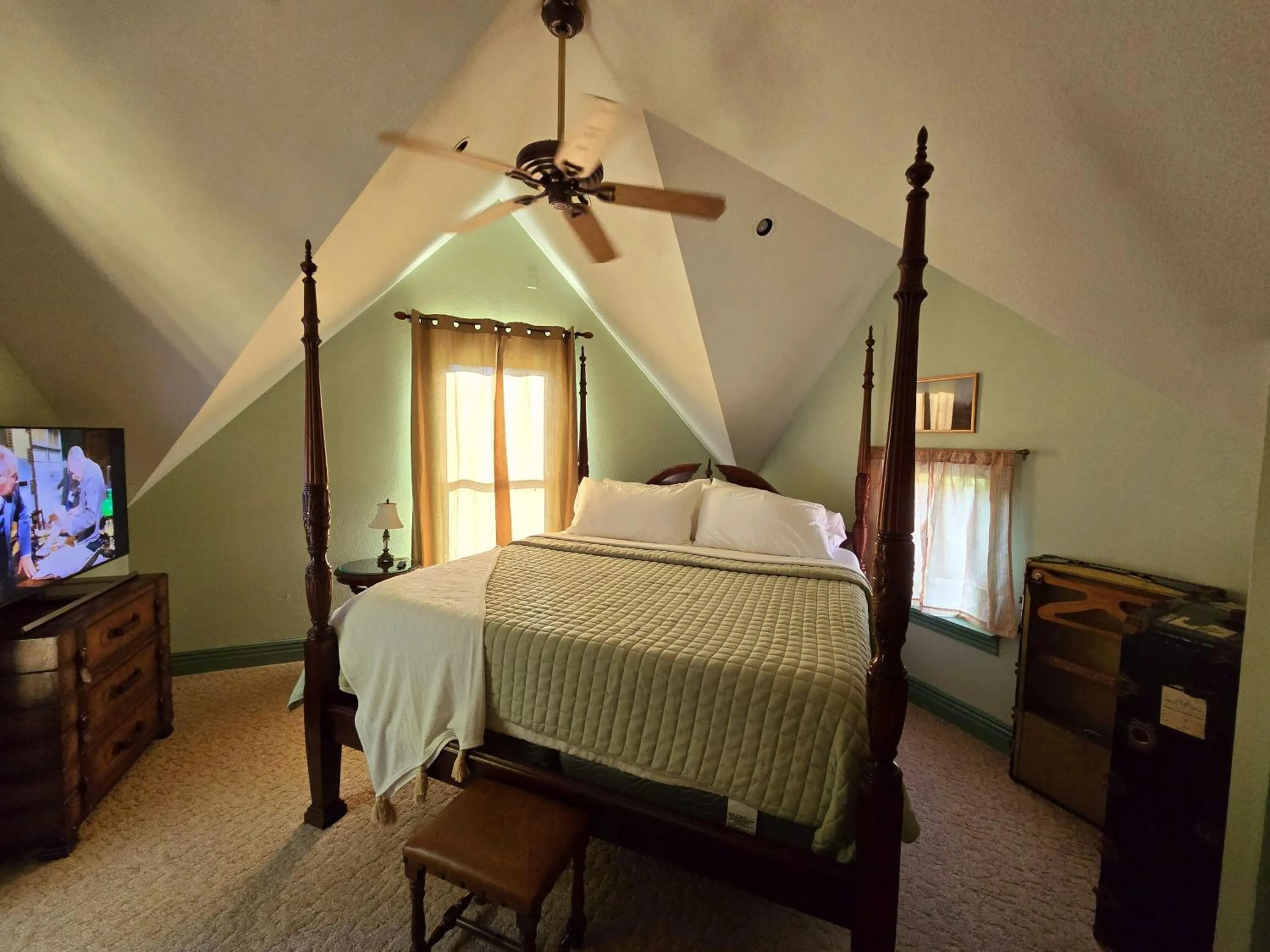 Bed in The 1883 Peabody House Bed & Breakfast