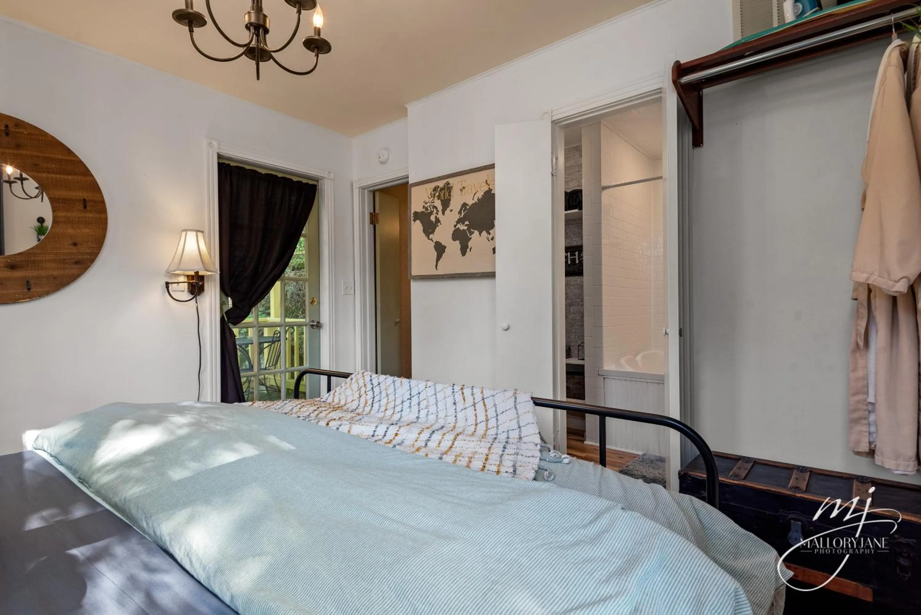 Bed in The 1883 Peabody House Bed & Breakfast