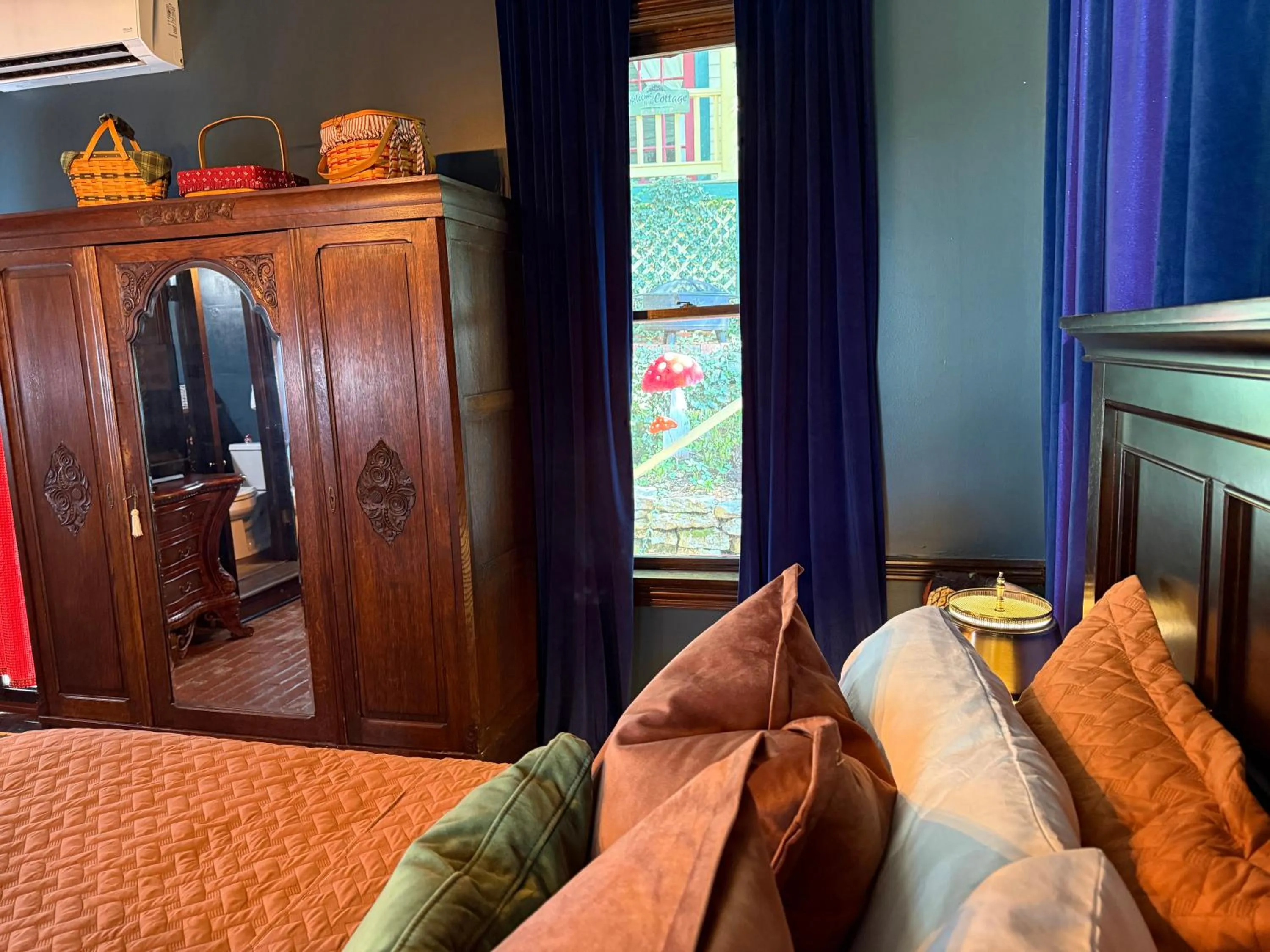 Bed in The 1883 Peabody House Bed & Breakfast