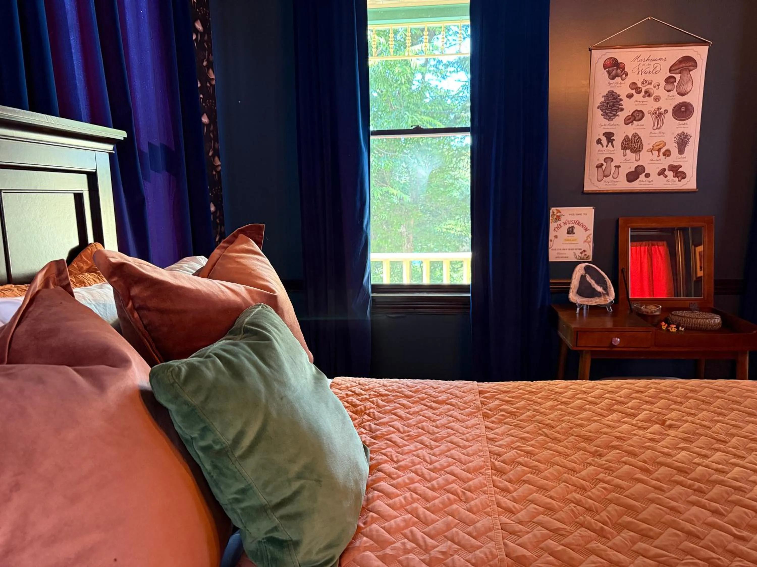 Bed in The 1883 Peabody House Bed & Breakfast