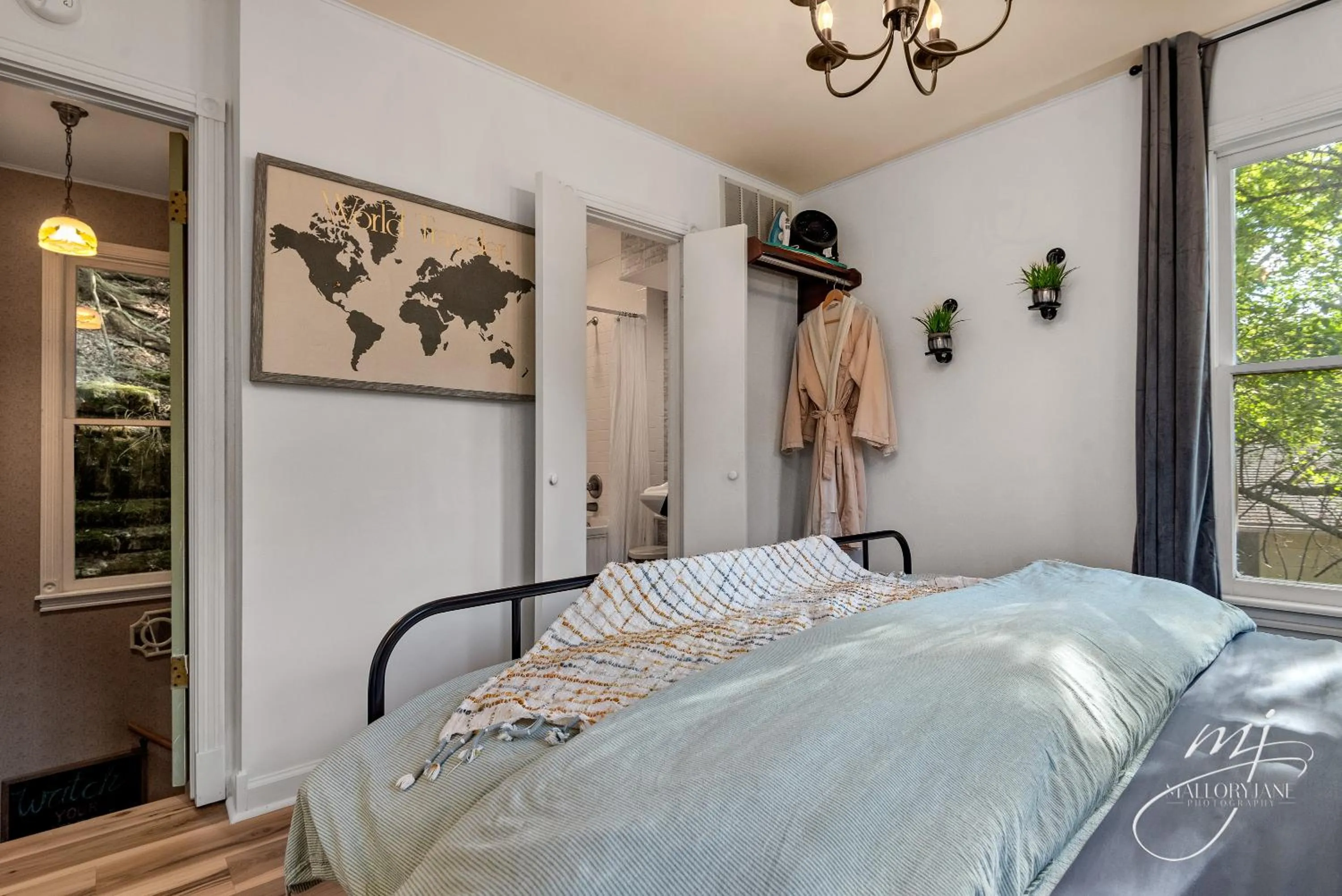 Bed in The 1883 Peabody House Bed & Breakfast