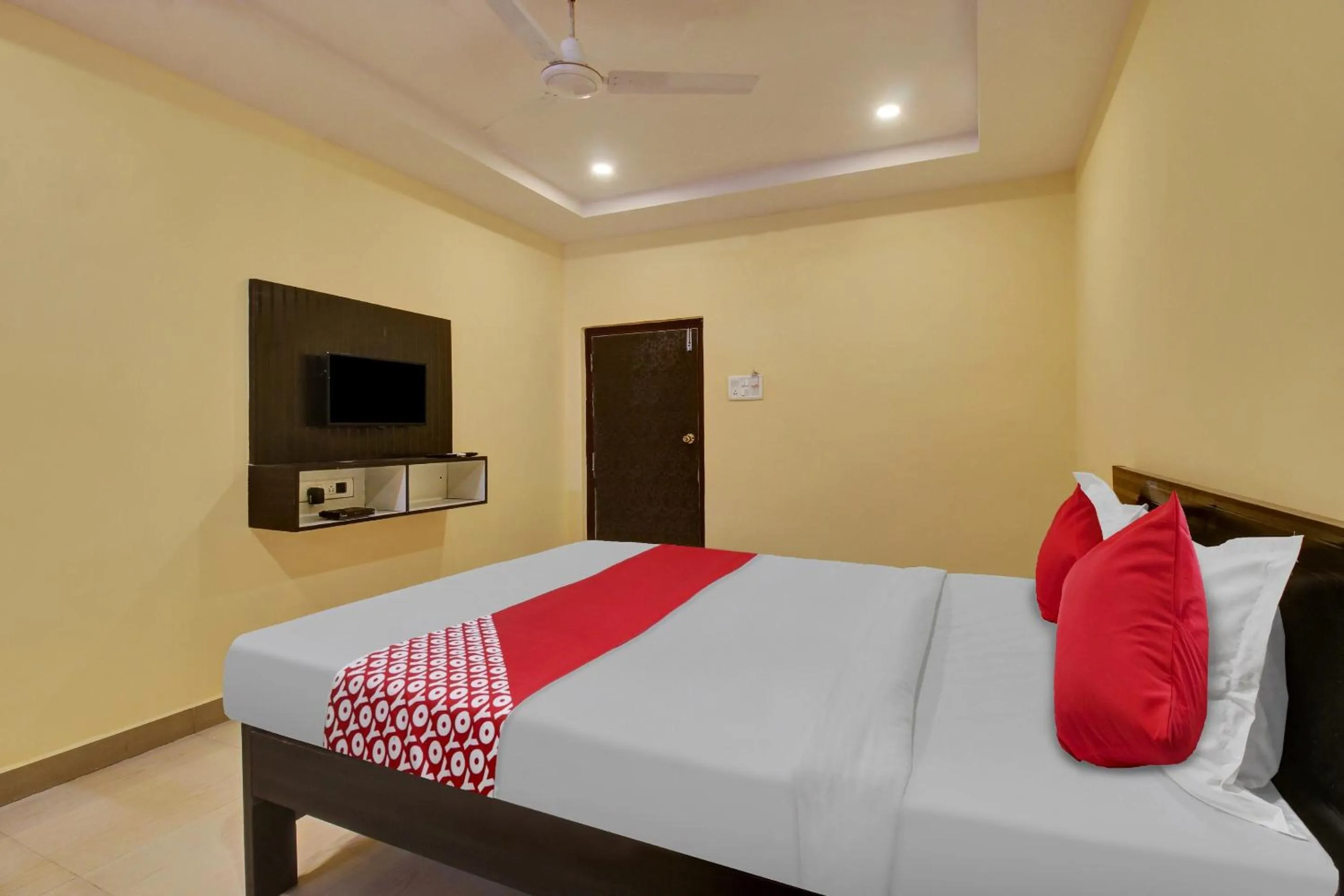 Bedroom, Bed in Hotel O Srinika Grand NEAR Shamshabad Airport