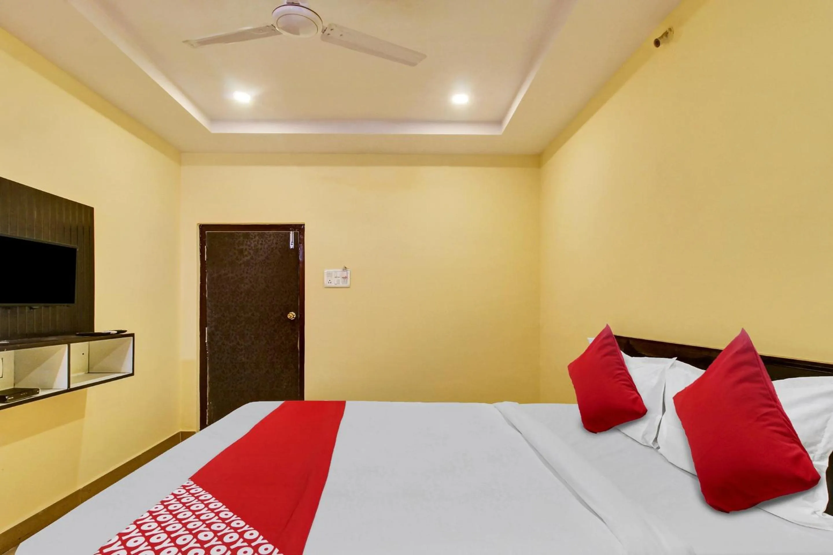 Bedroom, Bed in Hotel O Srinika Grand NEAR Shamshabad Airport