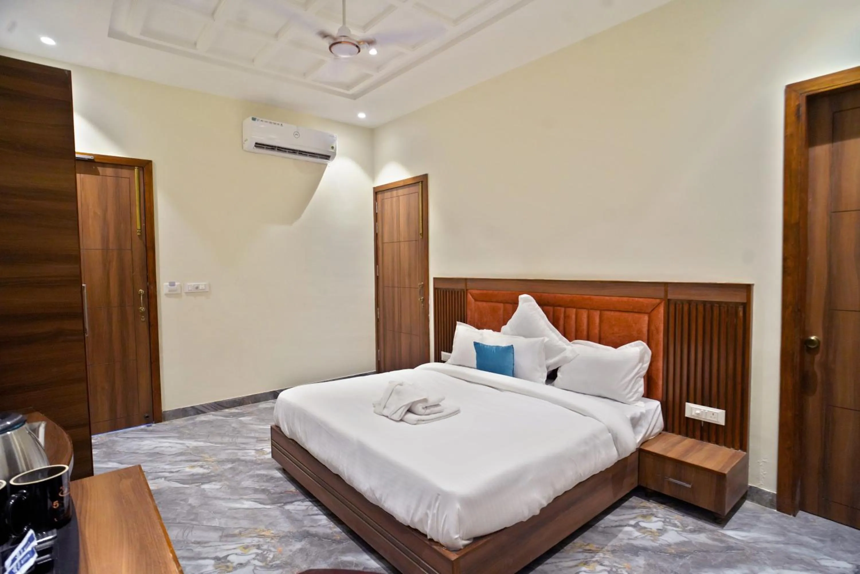 Bed in 5 States Resort