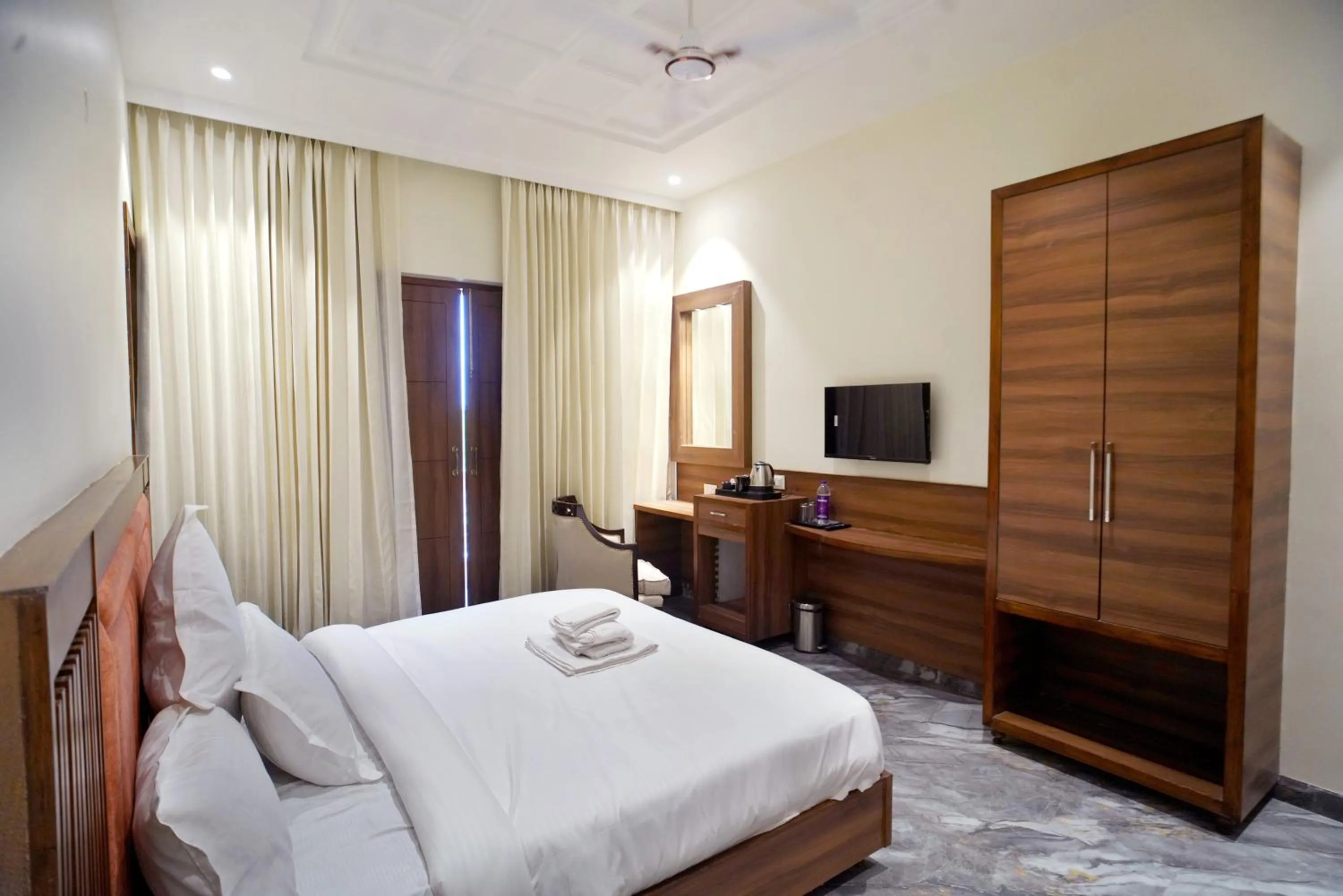 Communal lounge/ TV room, Bed in 5 States Resort