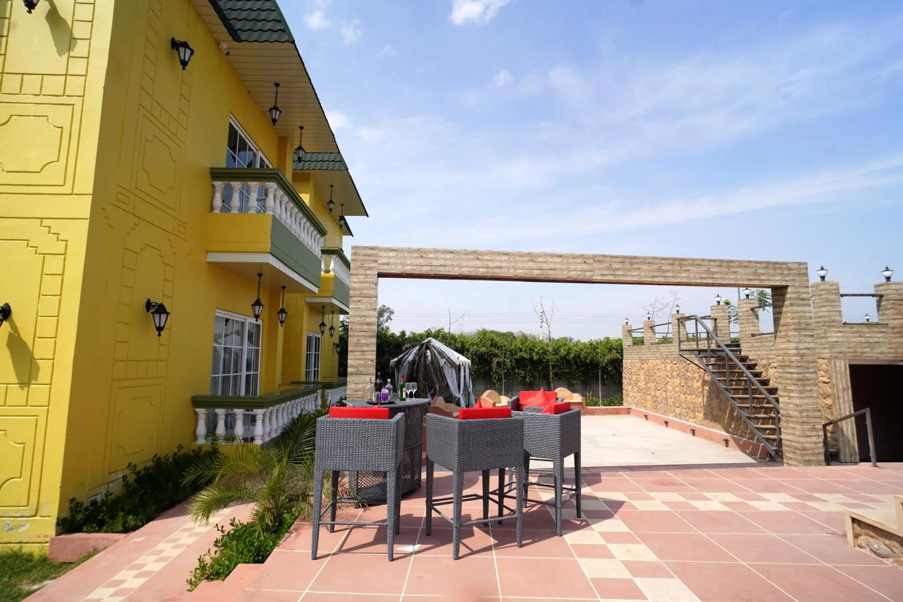 Restaurant/places to eat in 5 States Resort