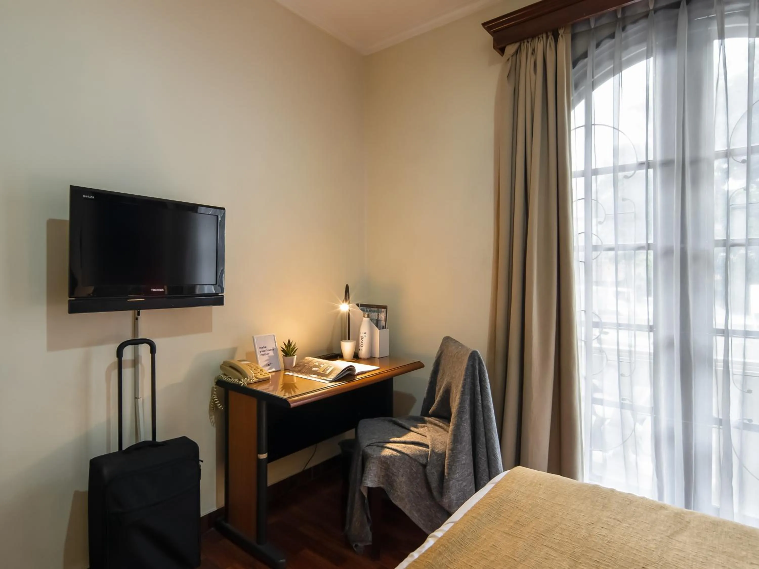 Bedroom, Bed in Cove Arimbi