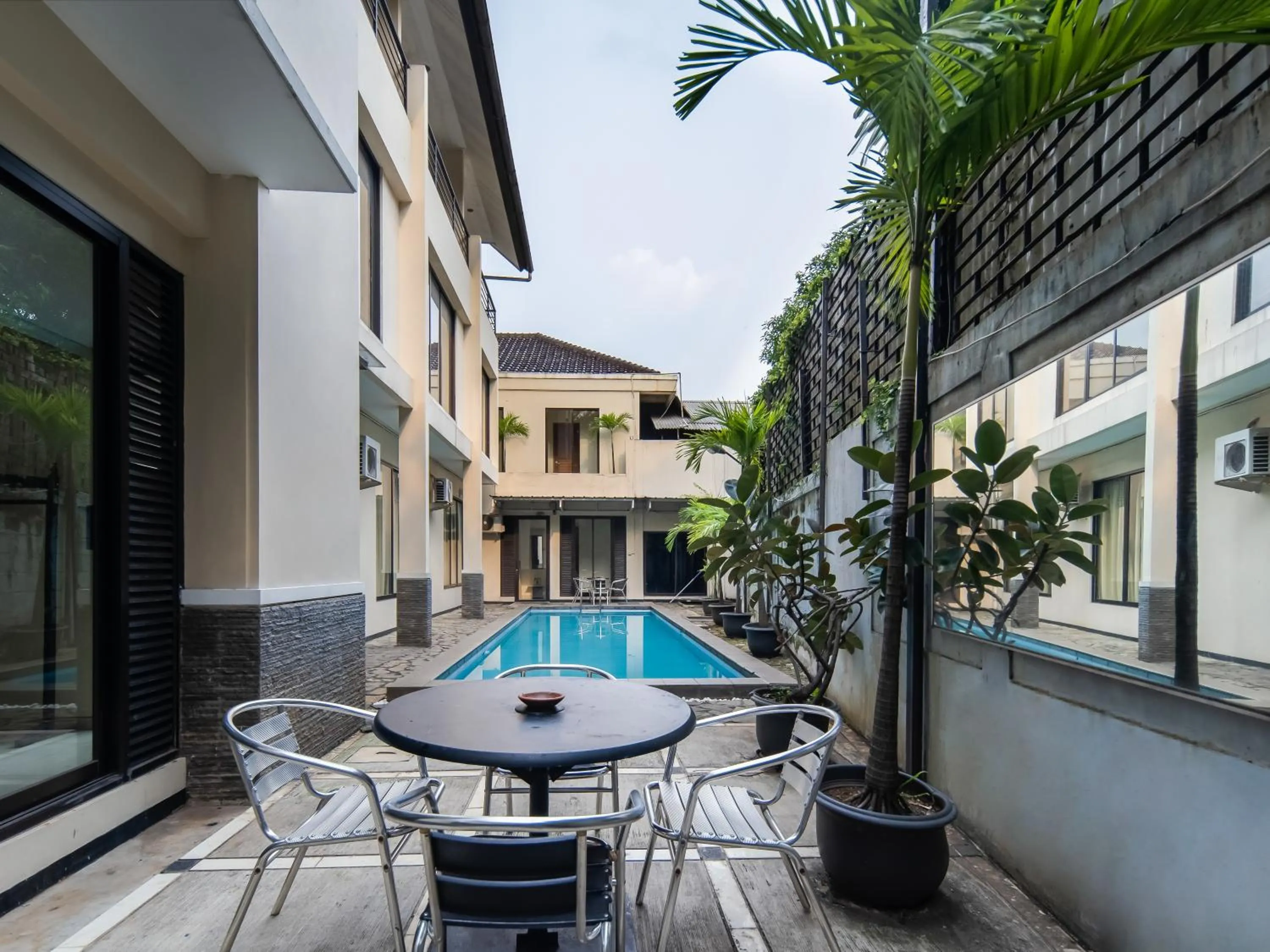 Swimming pool in Cove Arimbi