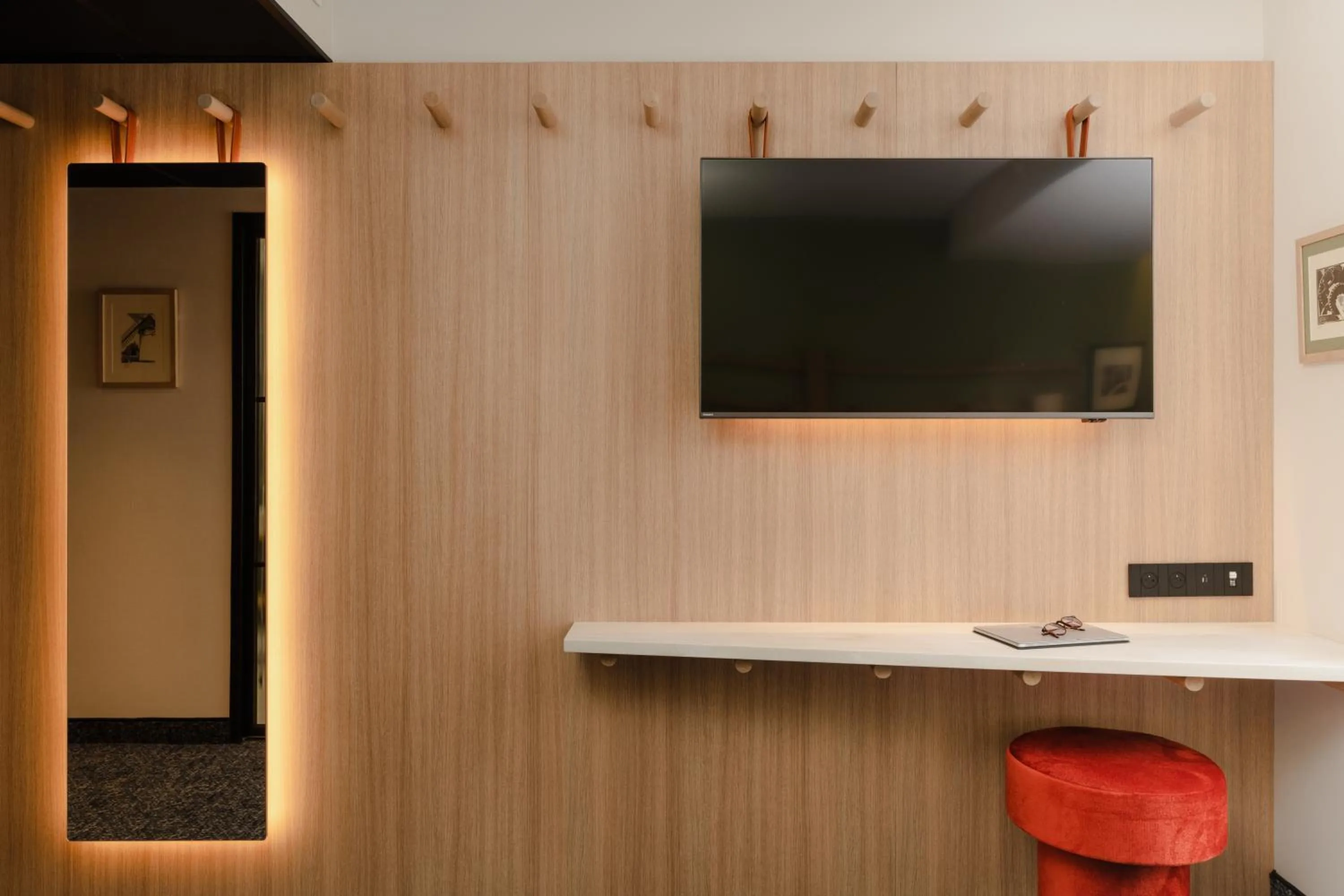 TV and multimedia in Hôtel Parc du Landreau