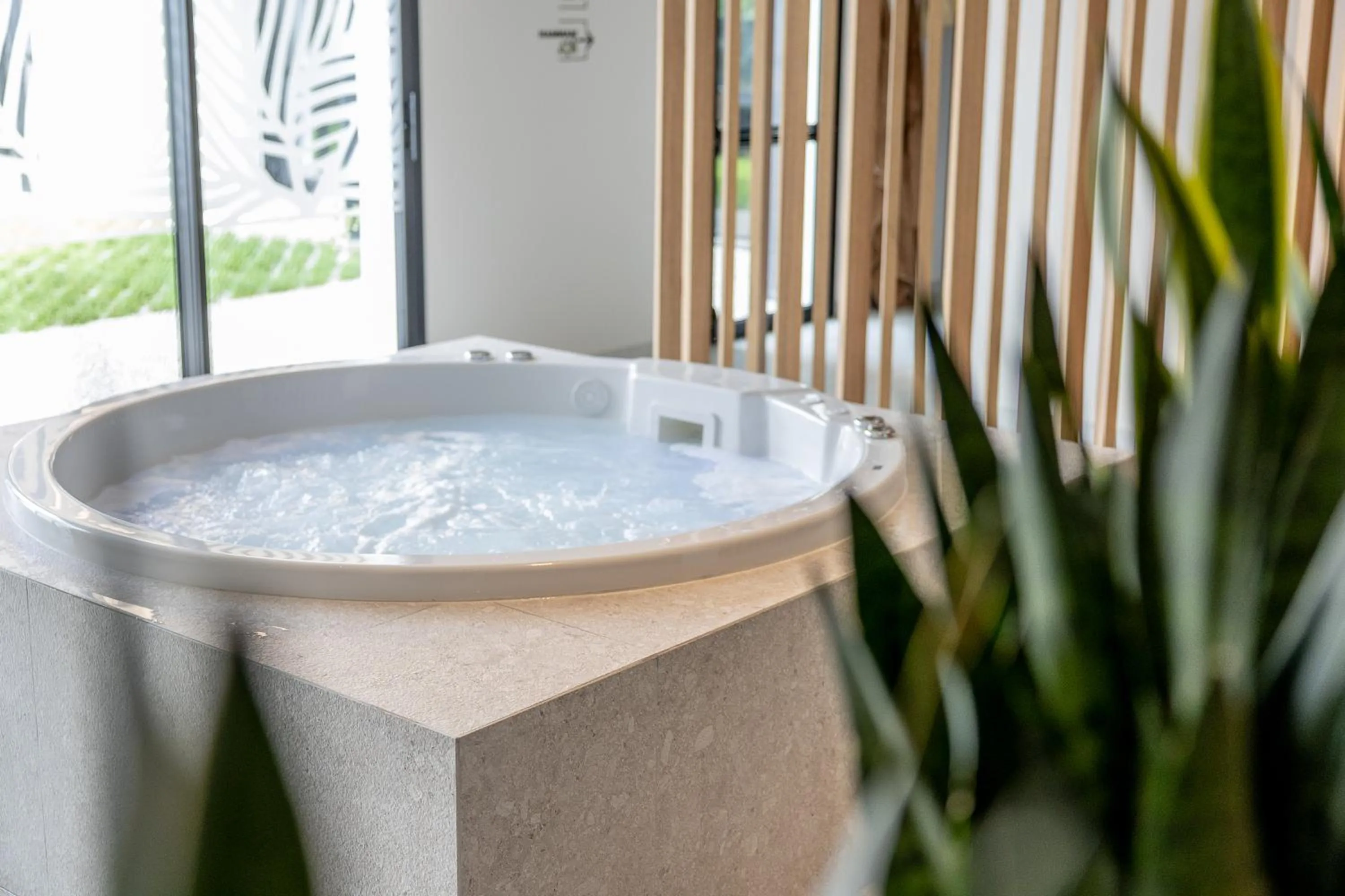 Hot Tub in Hôtel Parc du Landreau